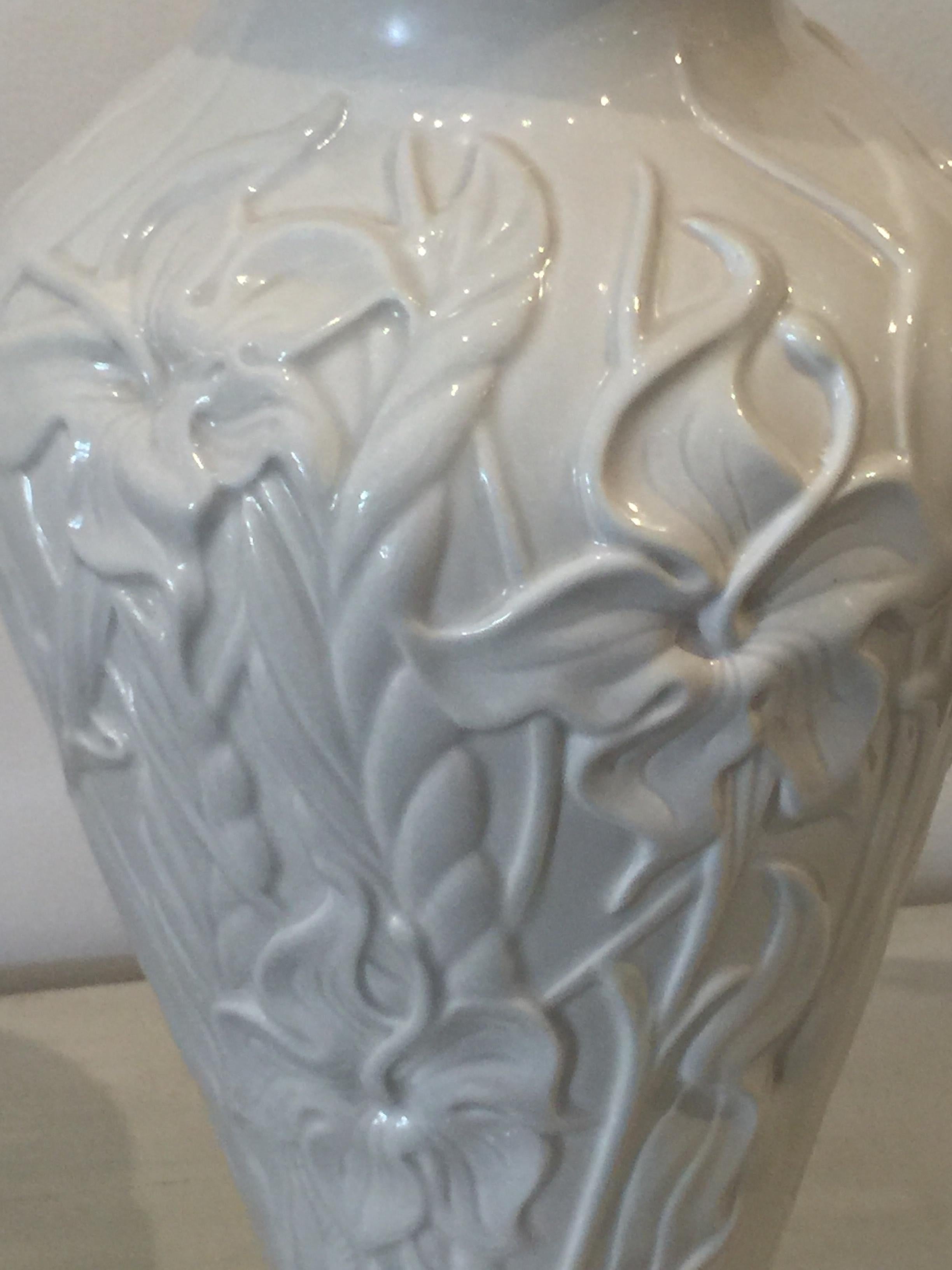 Pair of White Ceramic Table Lamps with Raised Floral Pattern on Lucite Bases In Good Condition For Sale In West Palm Beach, FL