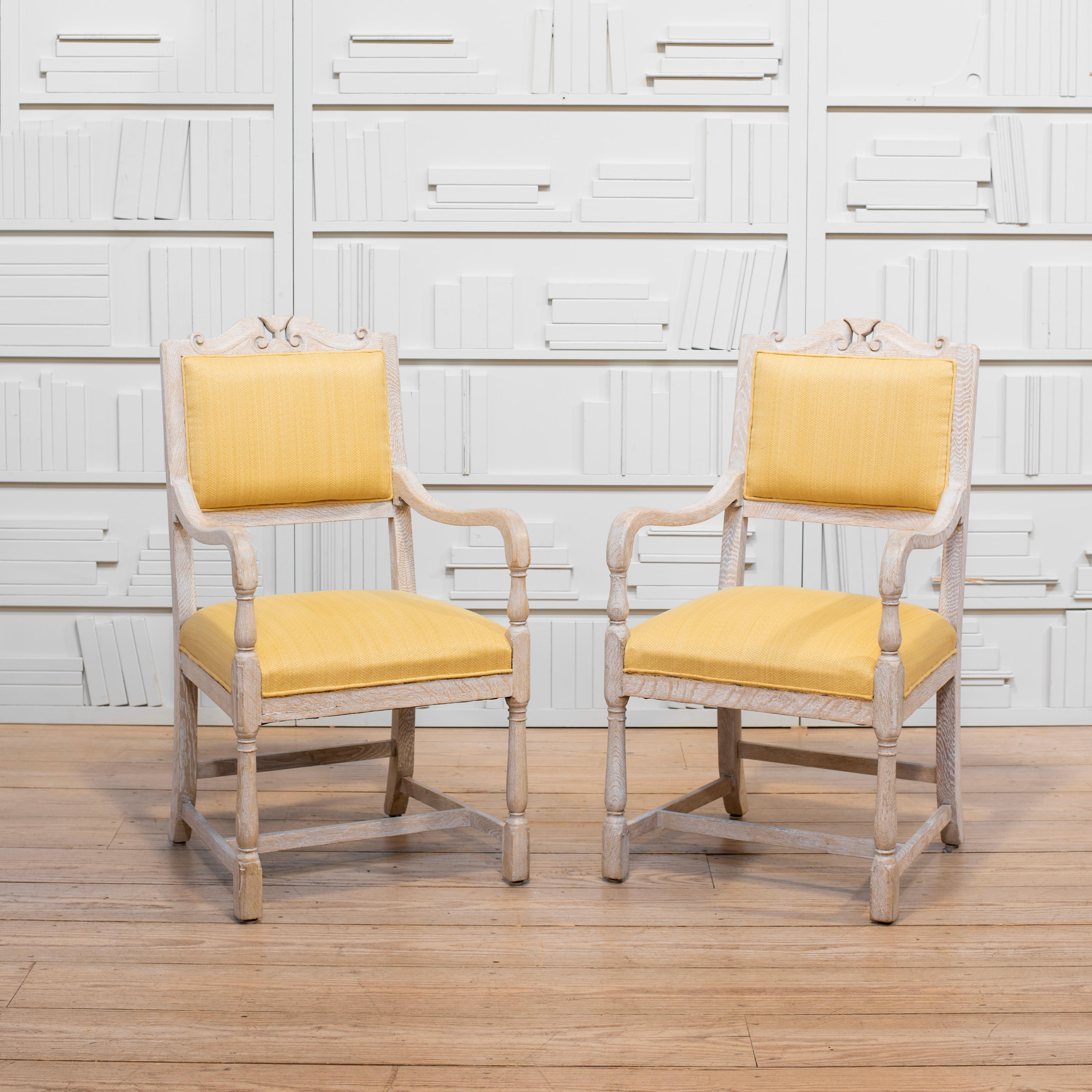 Français Paire de fauteuils en Oak Oak blanc cérusé avec éléments sculptés et tapisserie jaune en vente