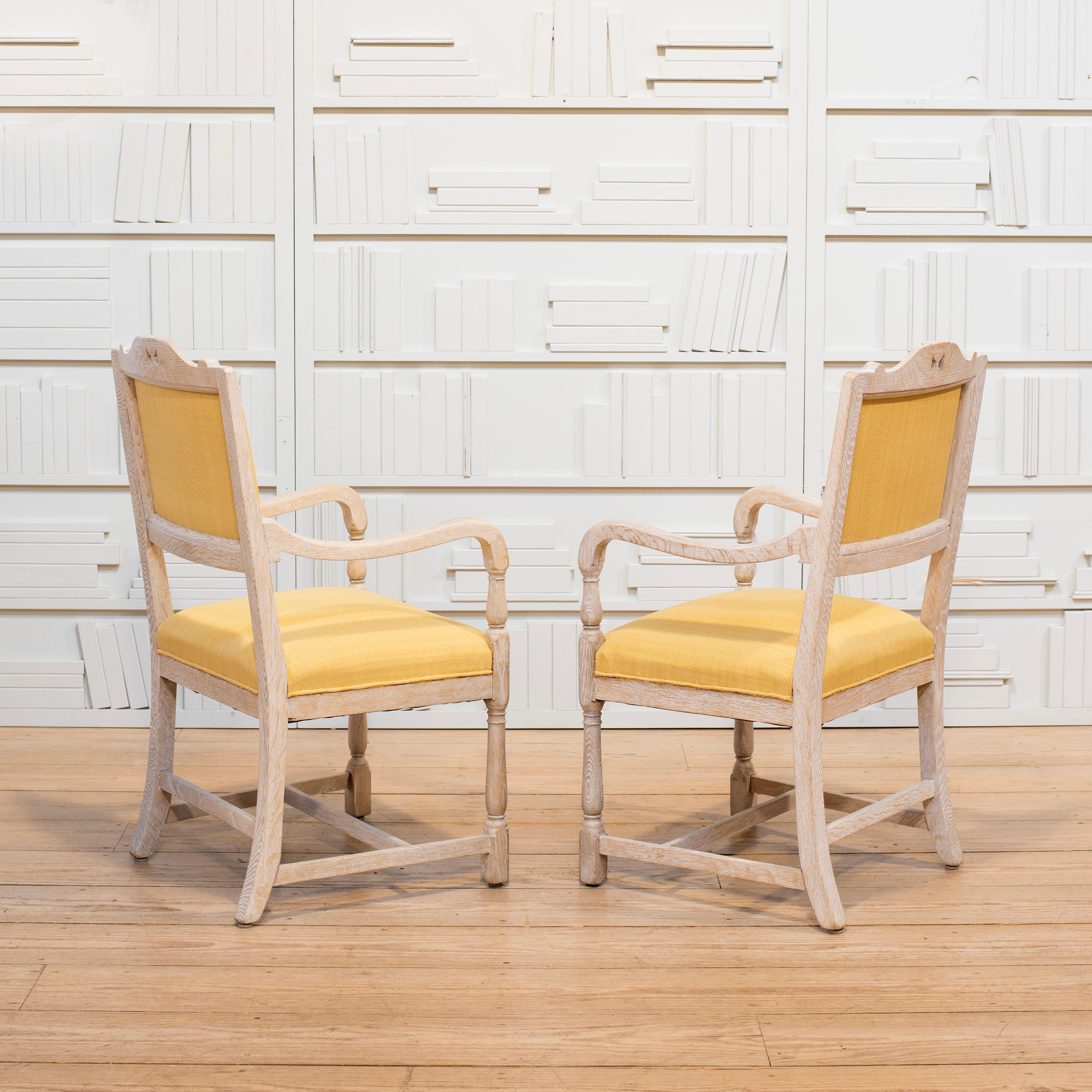 Sculpté Paire de fauteuils en Oak Oak blanc cérusé avec éléments sculptés et tapisserie jaune en vente