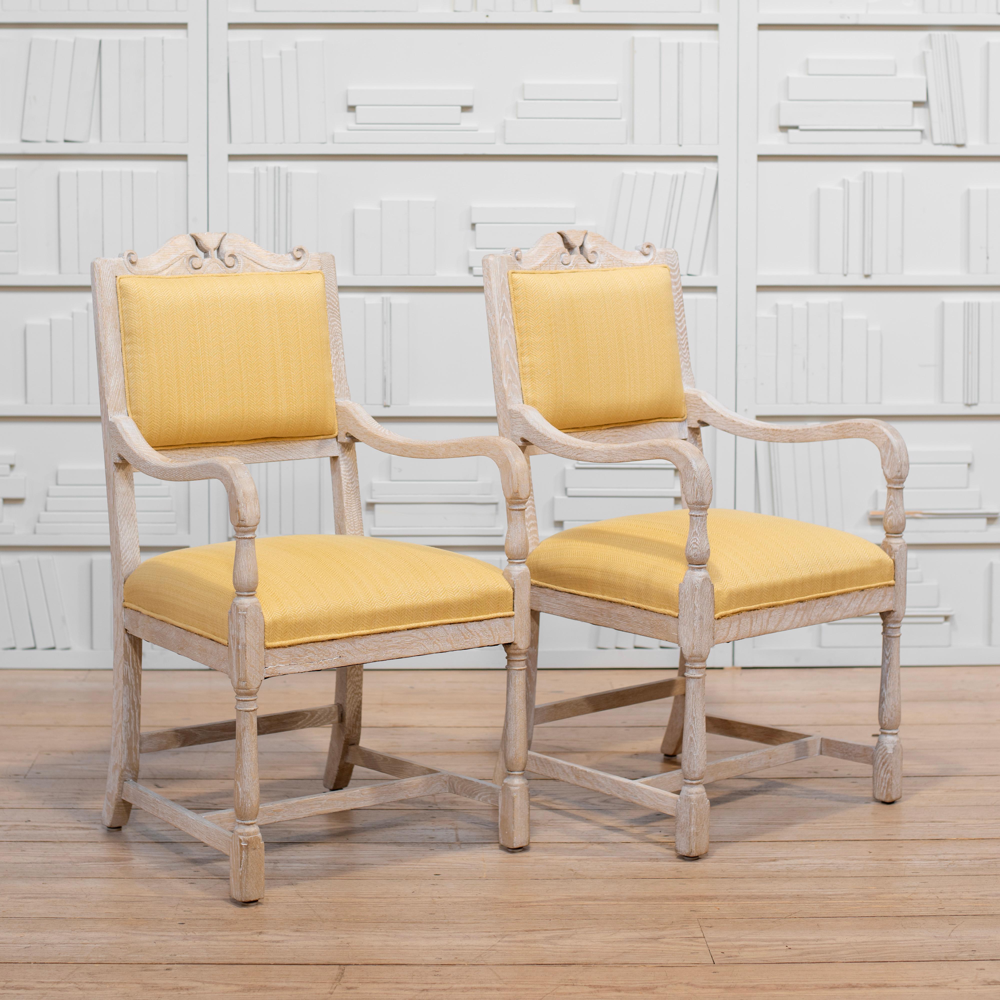 Paire de fauteuils en Oak Oak blanc cérusé avec éléments sculptés et tapisserie jaune Bon état - En vente à Kent, CT
