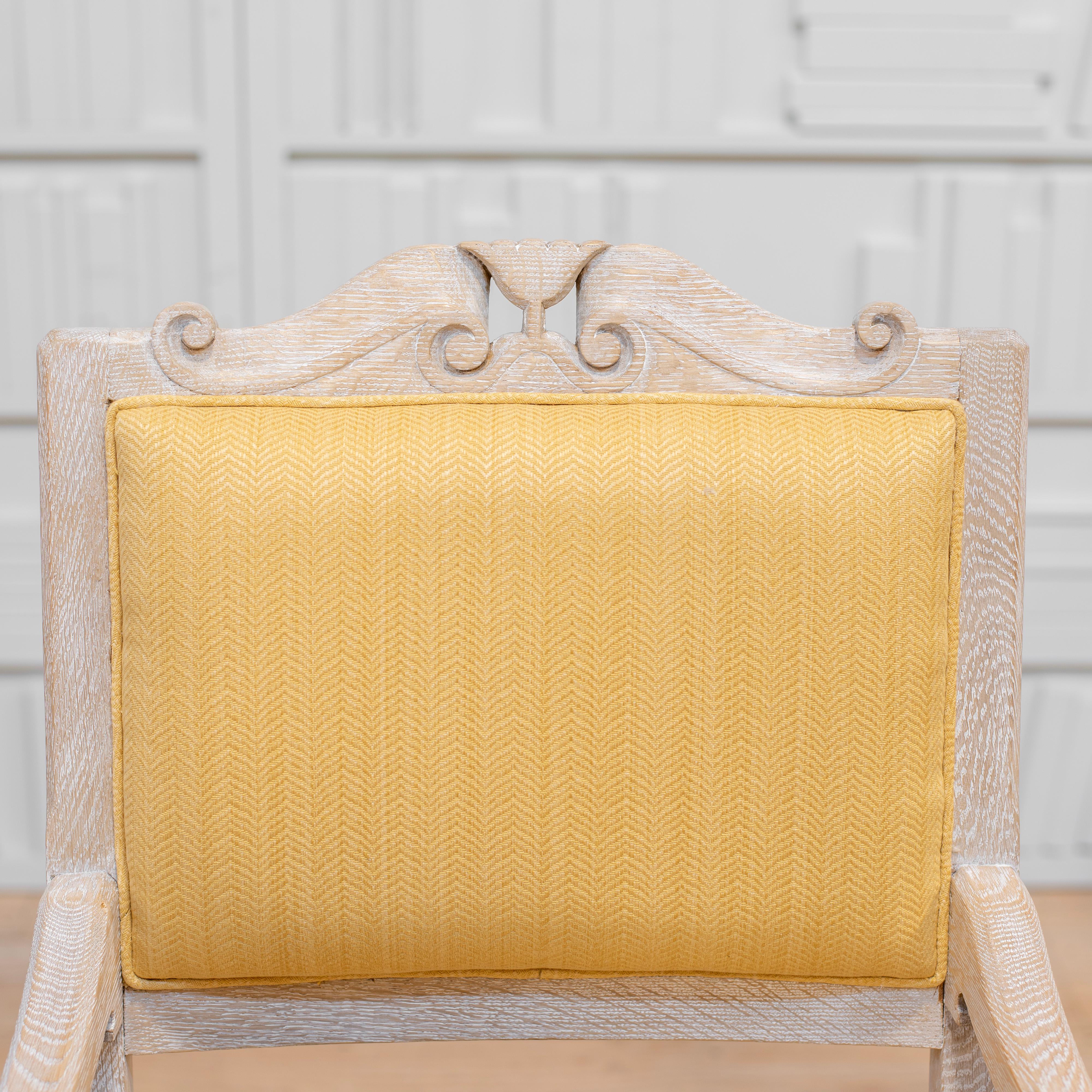 Milieu du XXe siècle Paire de fauteuils en Oak Oak blanc cérusé avec éléments sculptés et tapisserie jaune en vente