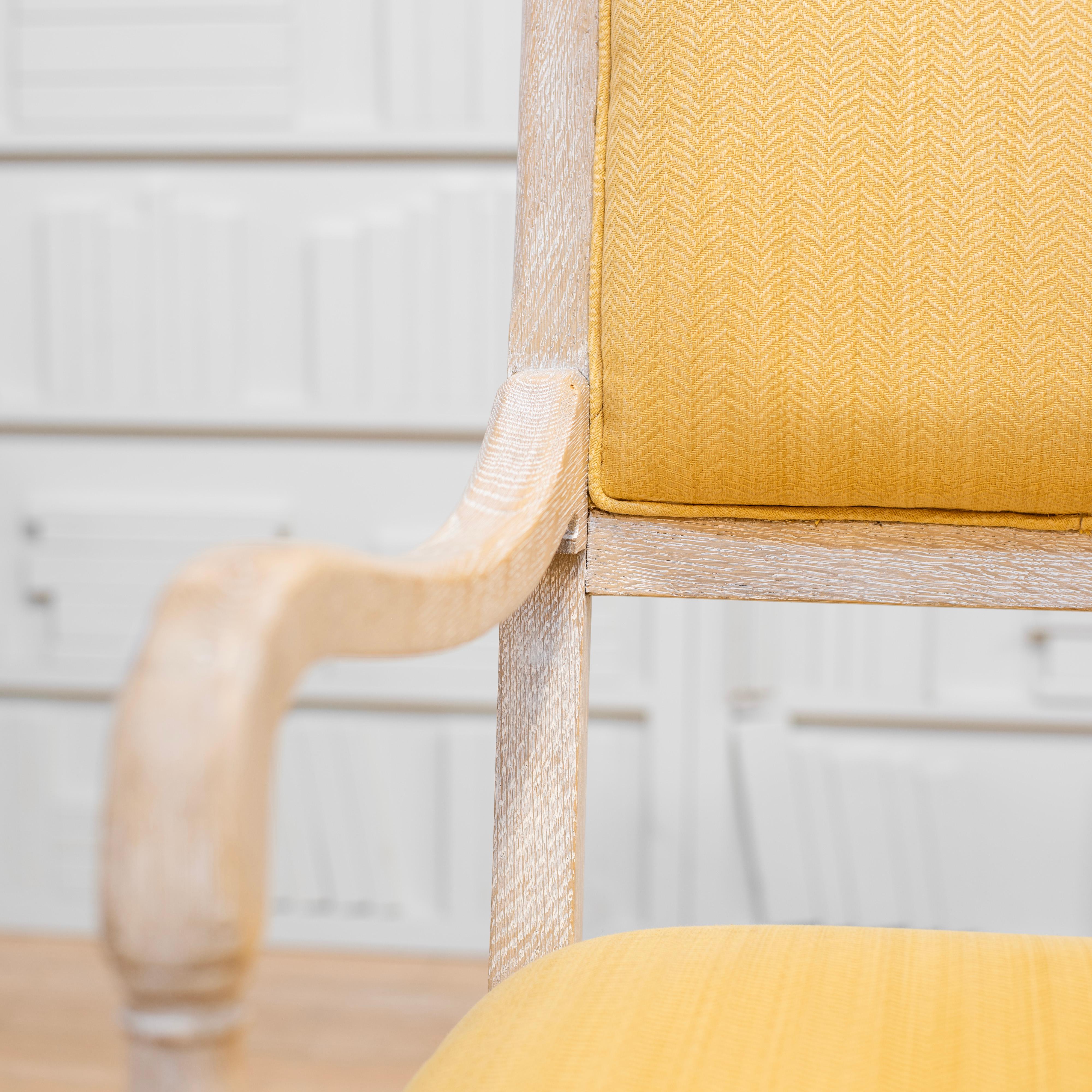 Laine Paire de fauteuils en Oak Oak blanc cérusé avec éléments sculptés et tapisserie jaune en vente