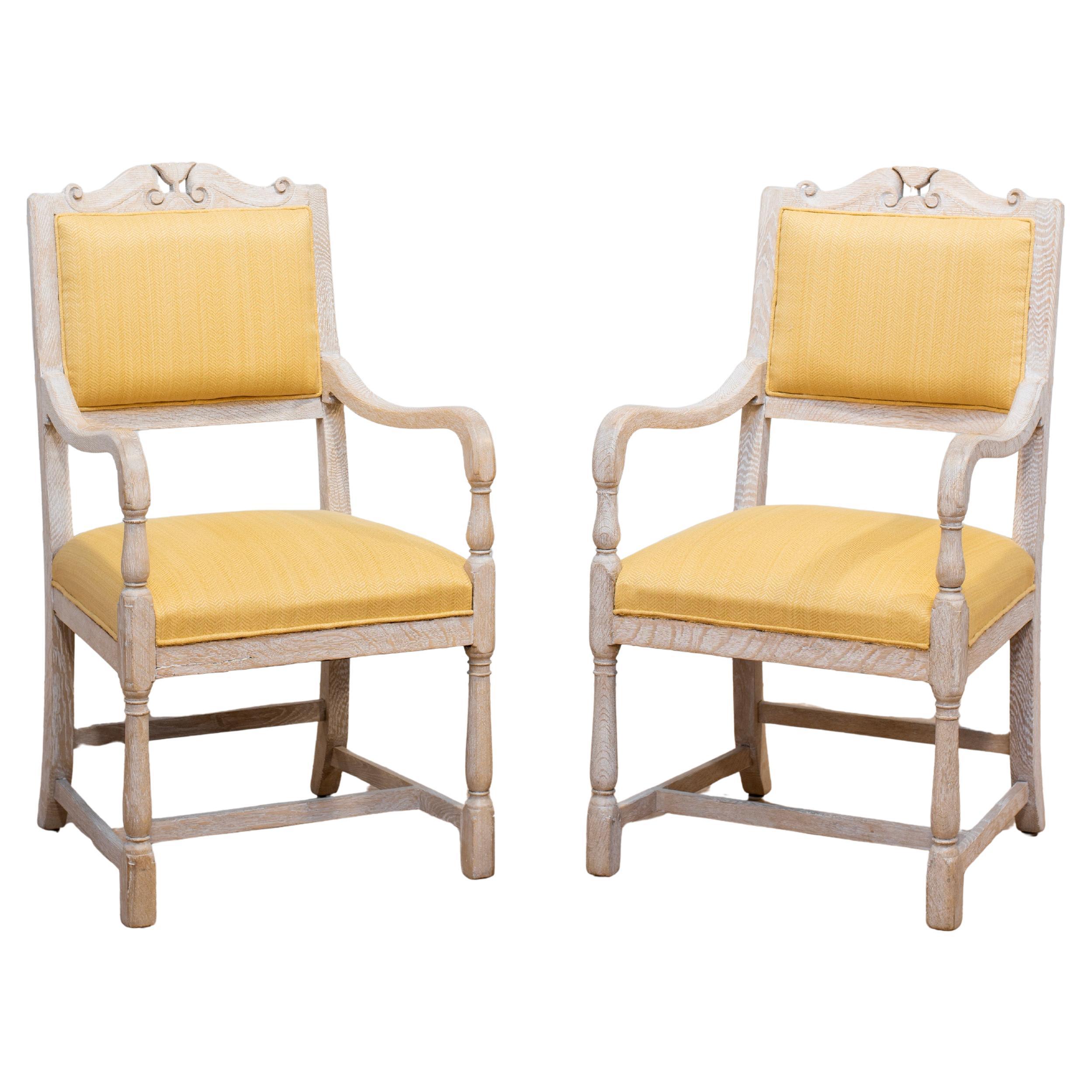 Paire de fauteuils en Oak Oak blanc cérusé avec éléments sculptés et tapisserie jaune