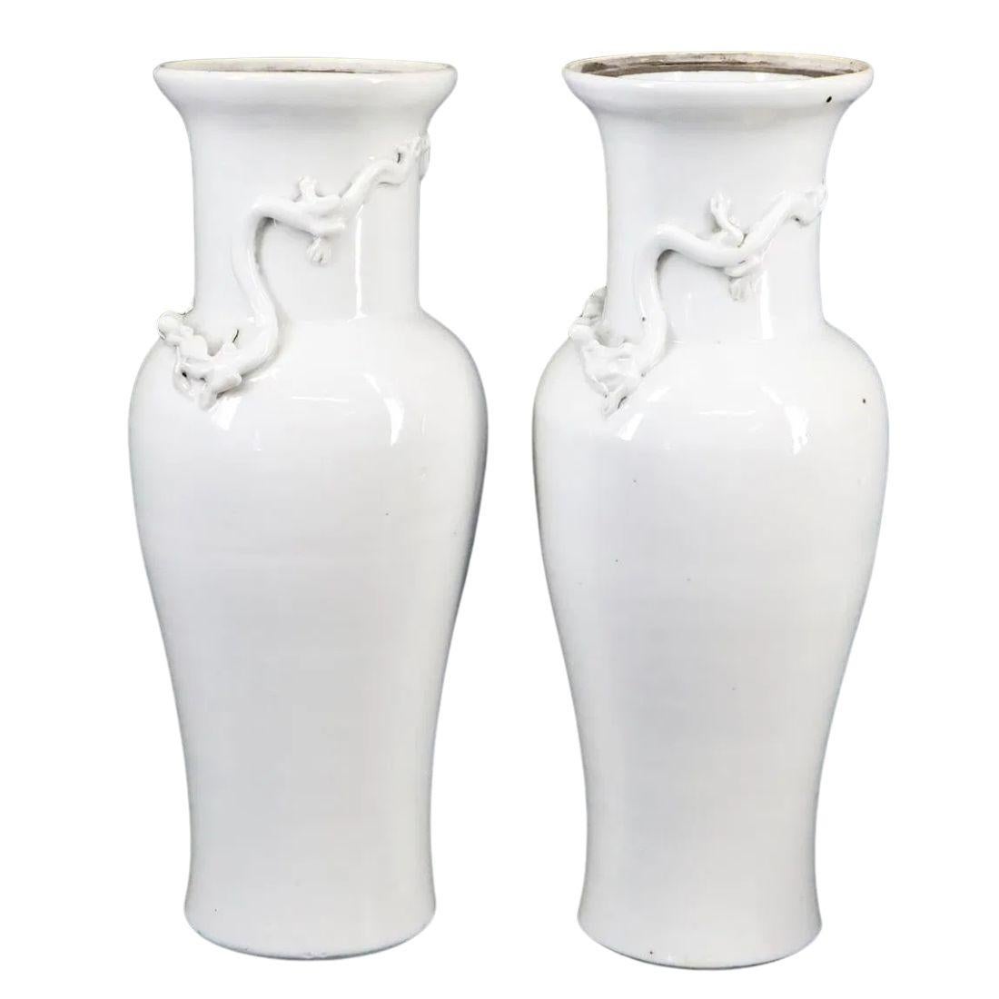 Pair of White Chinoiserie Vases With Dragon Motif In condizioni buone in vendita a Locust Valley, NY