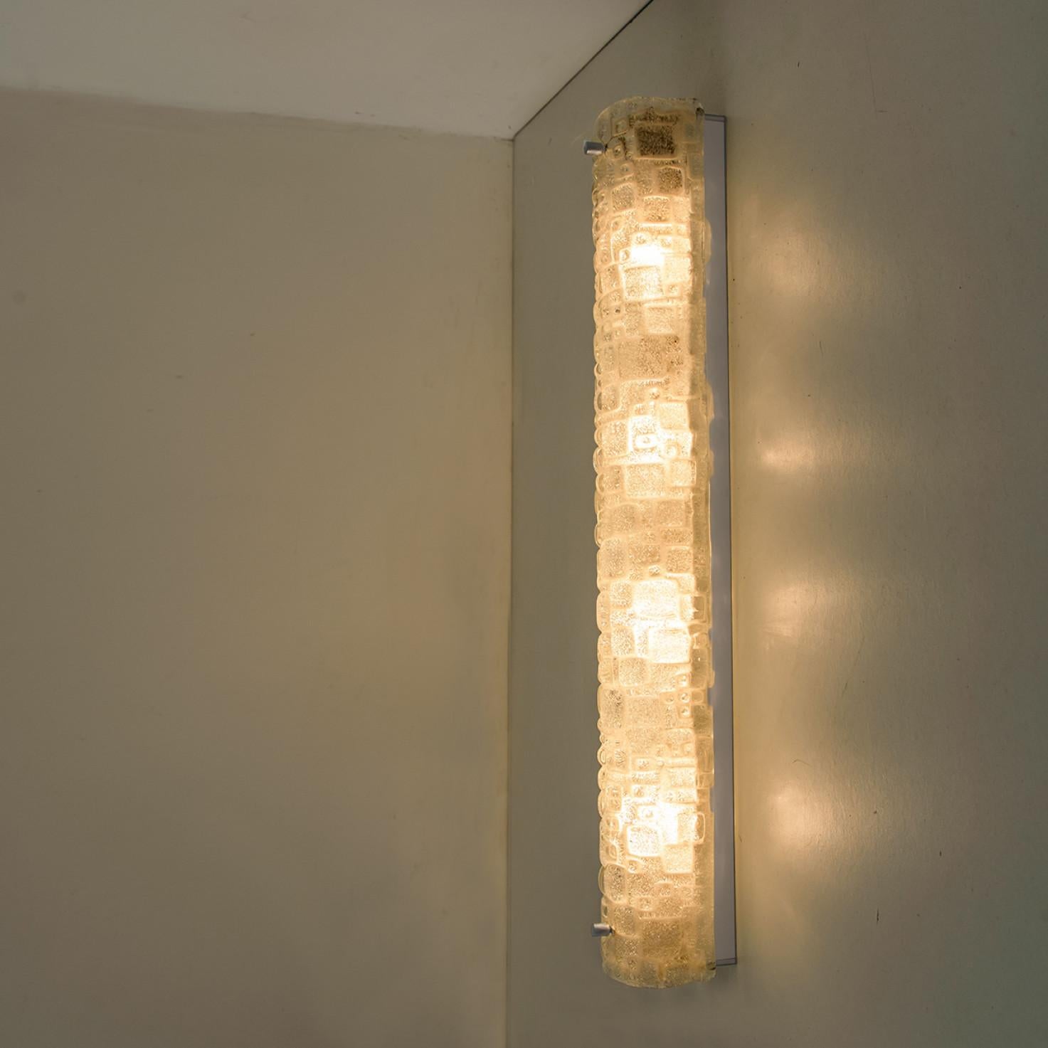 Linee pulite che si integrano con tutti gli arredi. Splendide lampade da parete di fascia alta con dettagli bianchi e spessi vetri soffiati con bolle. Prodotto negli anni '60.
I vetri delle lampade sono realizzati in vetro trasparente testurizzato e