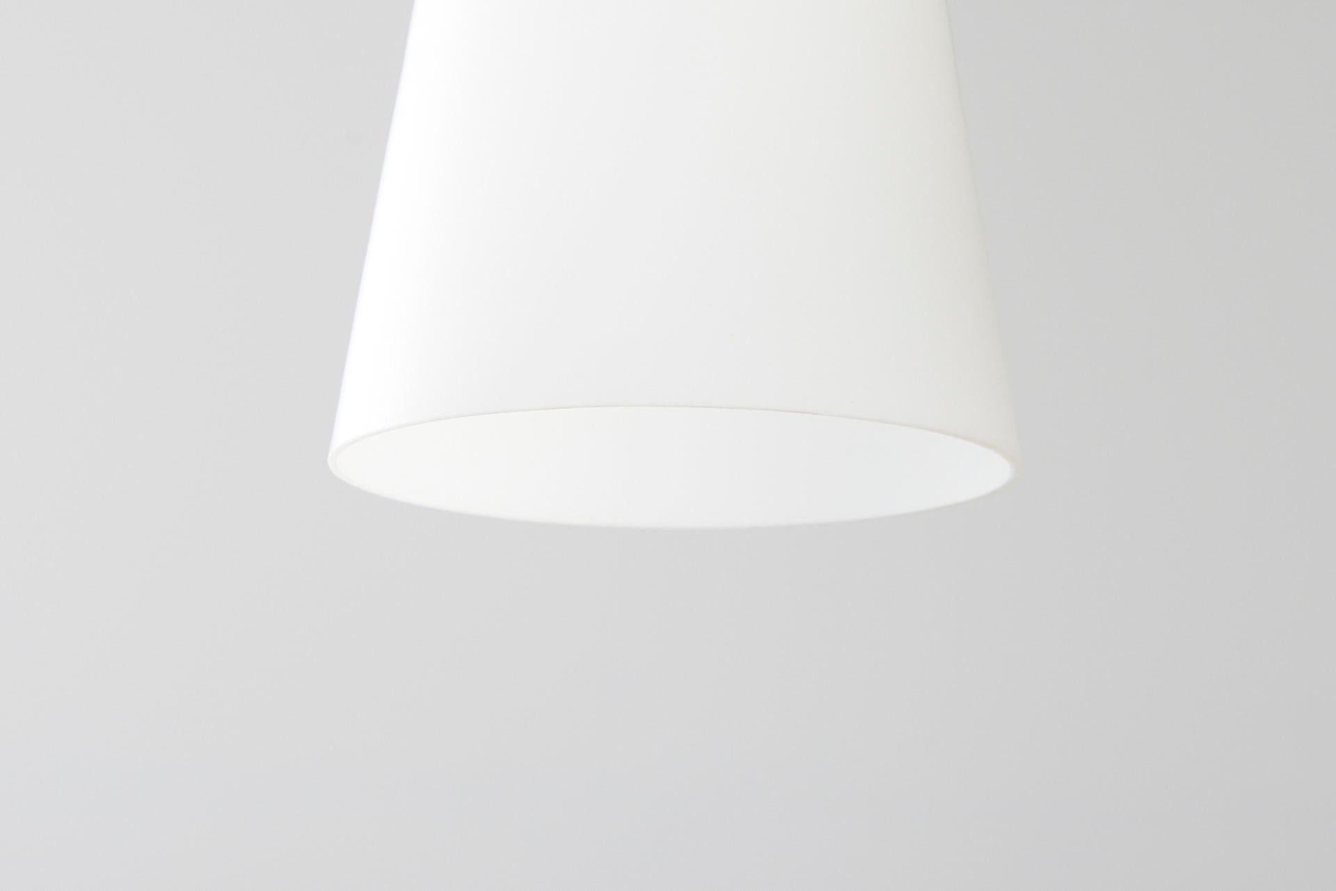 Coppia di pendenti a forma di cono in vetro bianco con piano in teak. Prodotto da Holmegaard in Danimarca.
