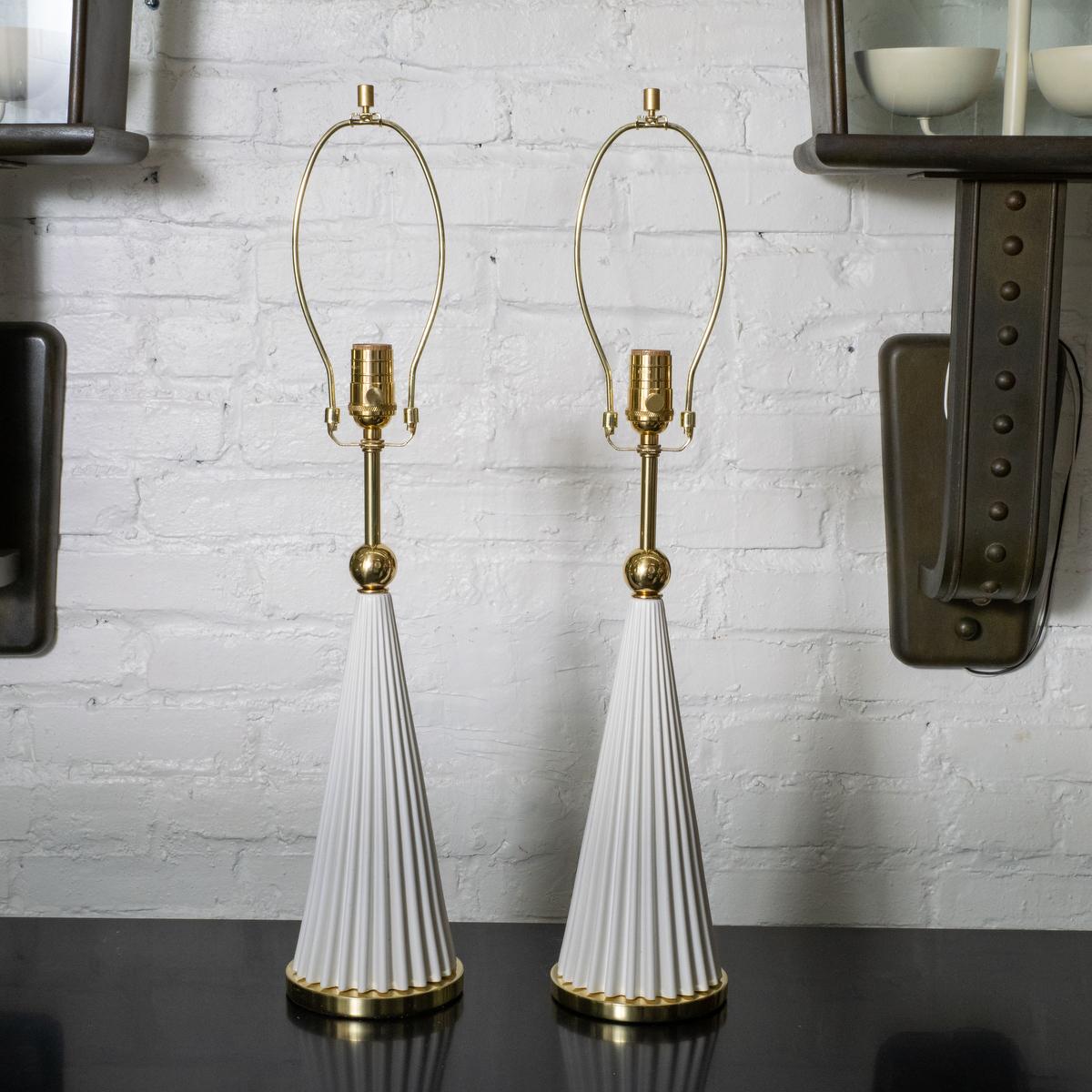 Paire de lampes de table coniques en métal peint en blanc avec quincaillerie en laiton dans le style de Gerald Whiting pour Lightolier.
