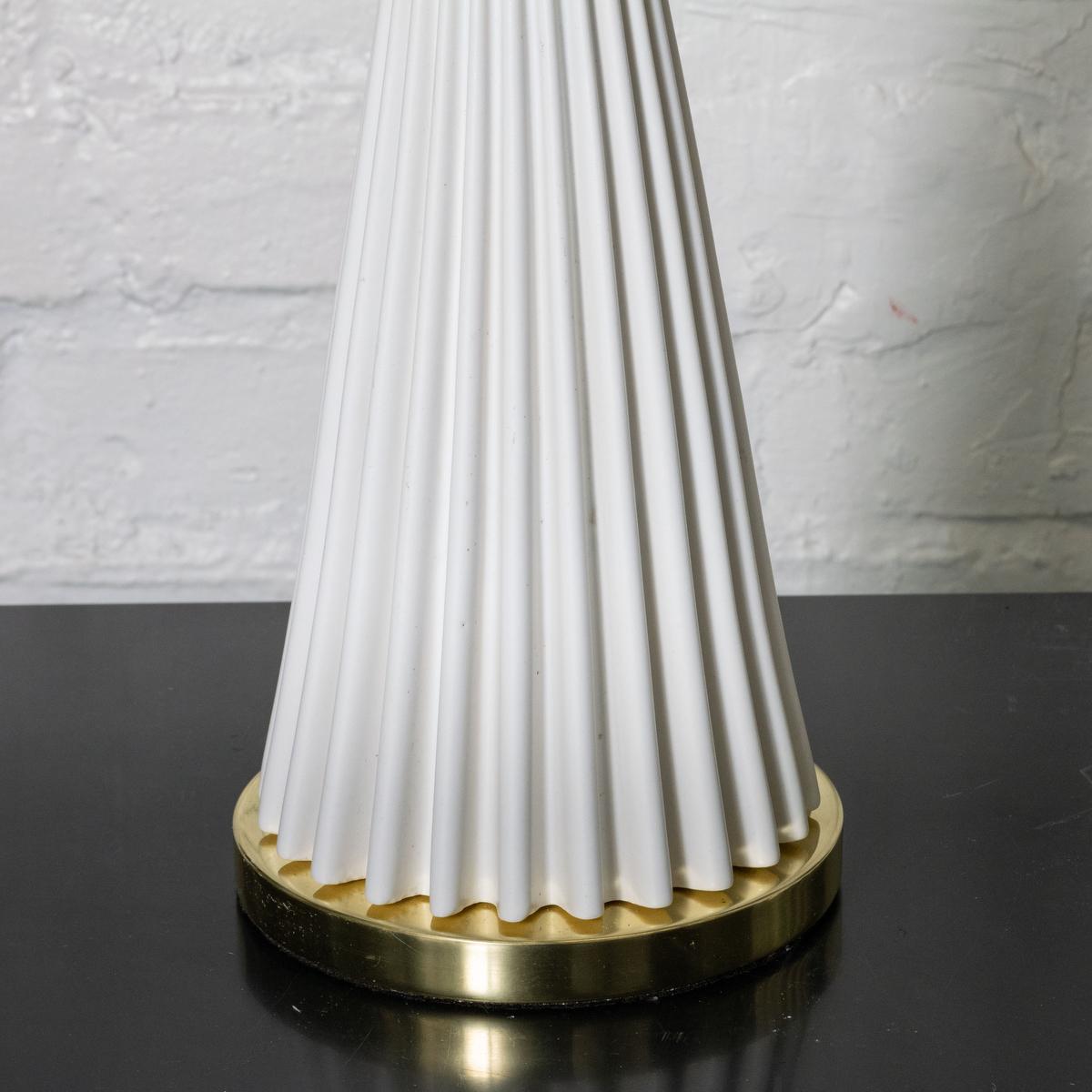 Mid-Century Modern Paire de lampes de table coniques blanches en vente