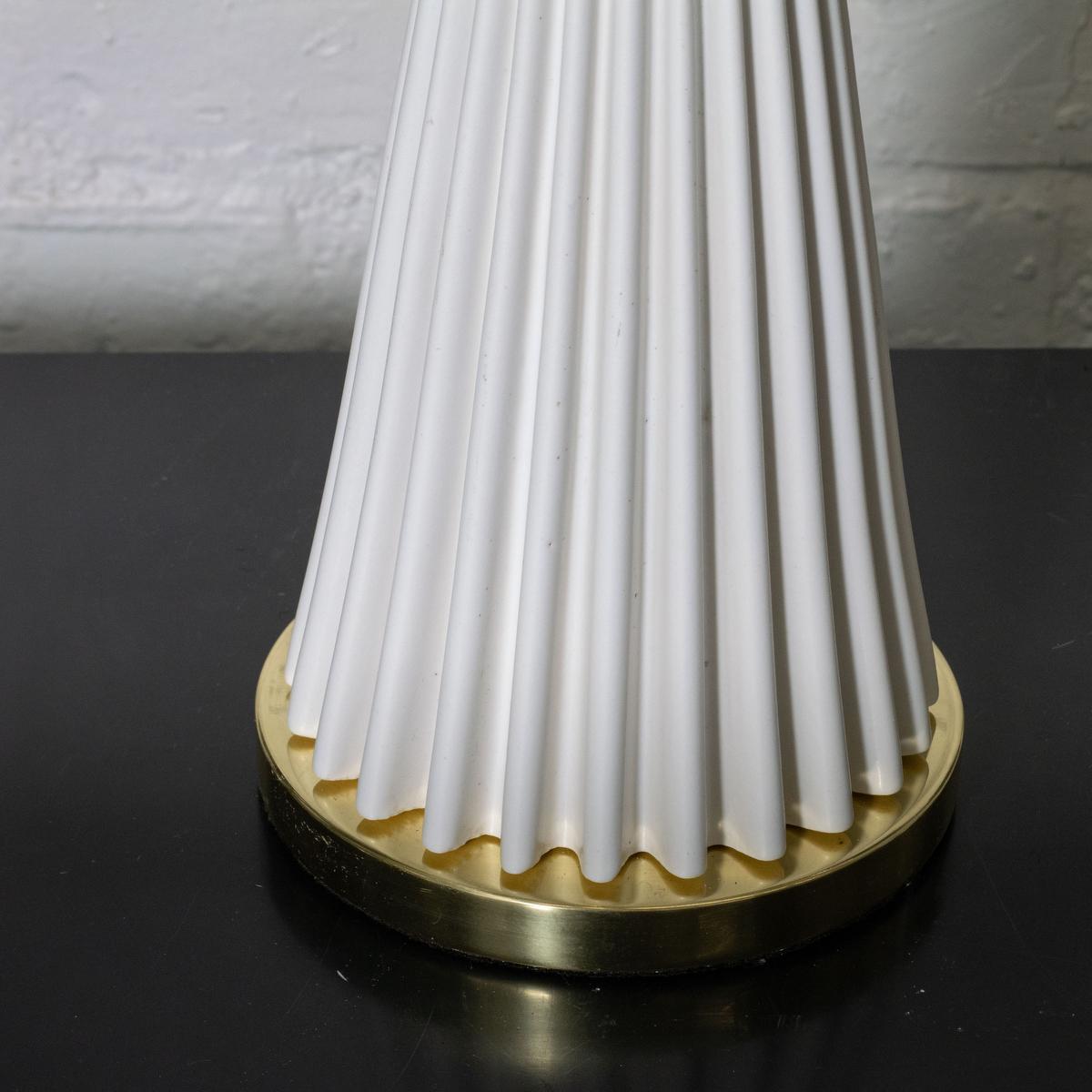 Américain Paire de lampes de table coniques blanches en vente