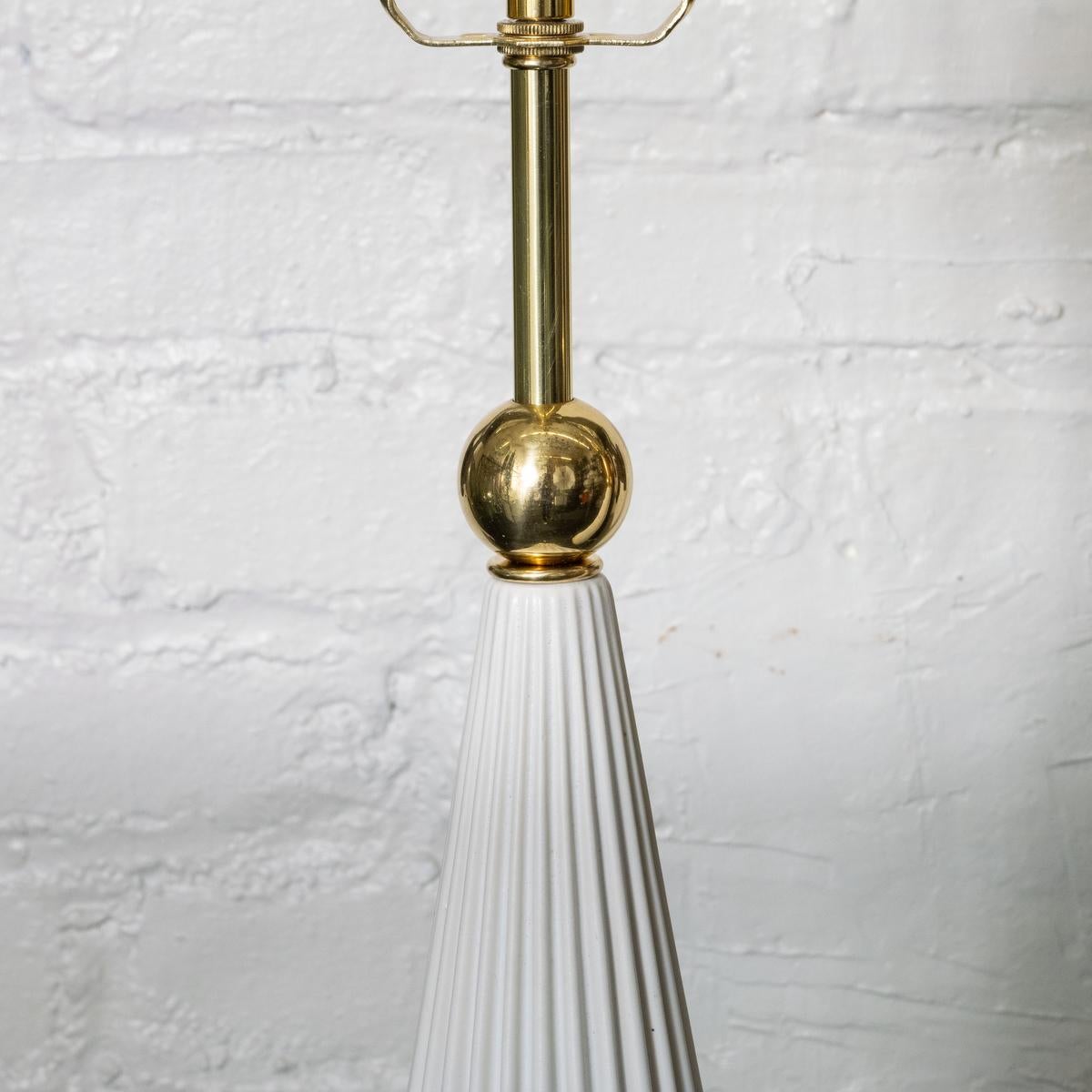 Milieu du XXe siècle Paire de lampes de table coniques blanches en vente
