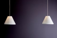 Paar weiße konische Pendelleuchten von Wilhelm Vest