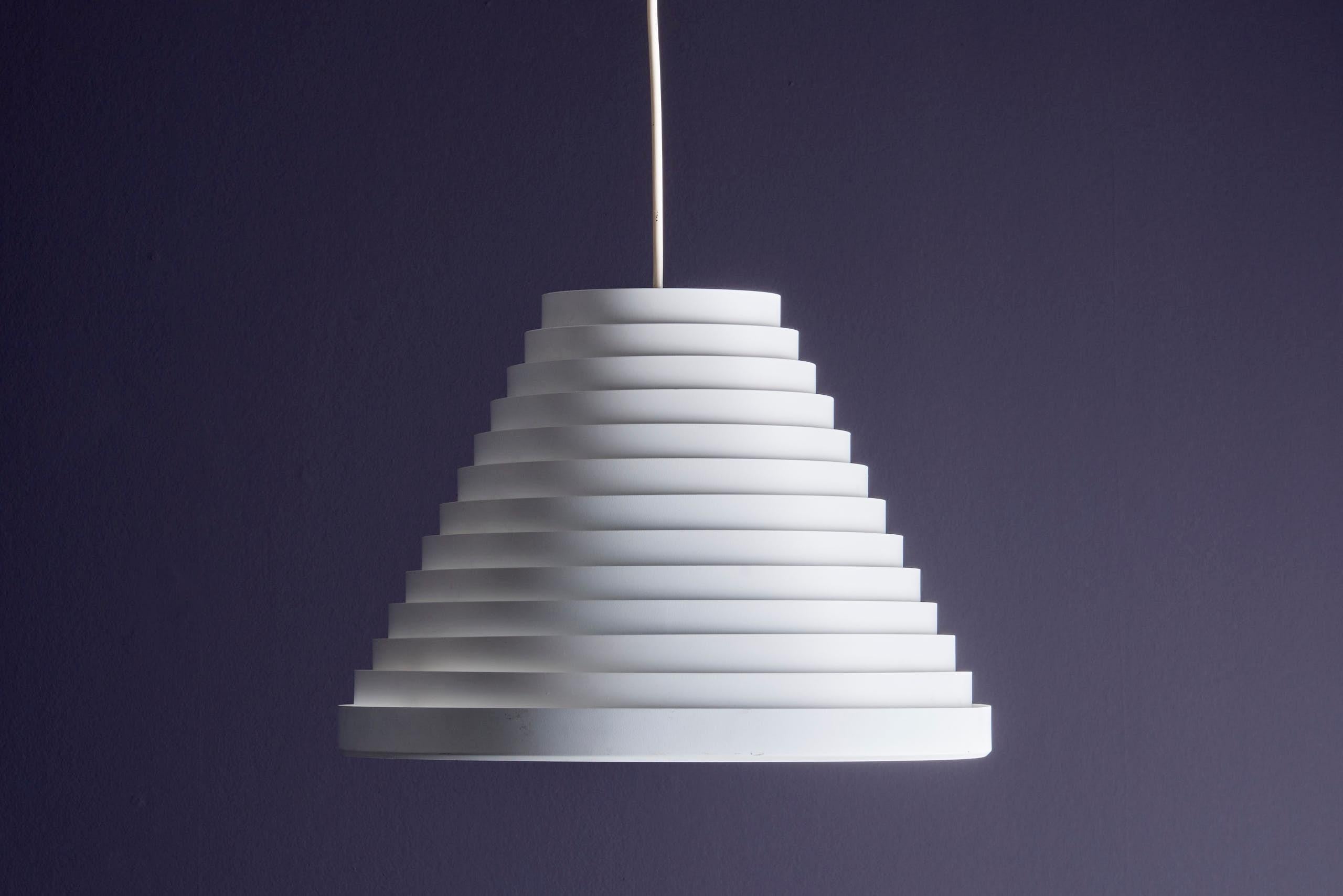 Mid-Century moderno Coppia di lampade a sospensione coniche bianche di Wilhelm Vest in vendita