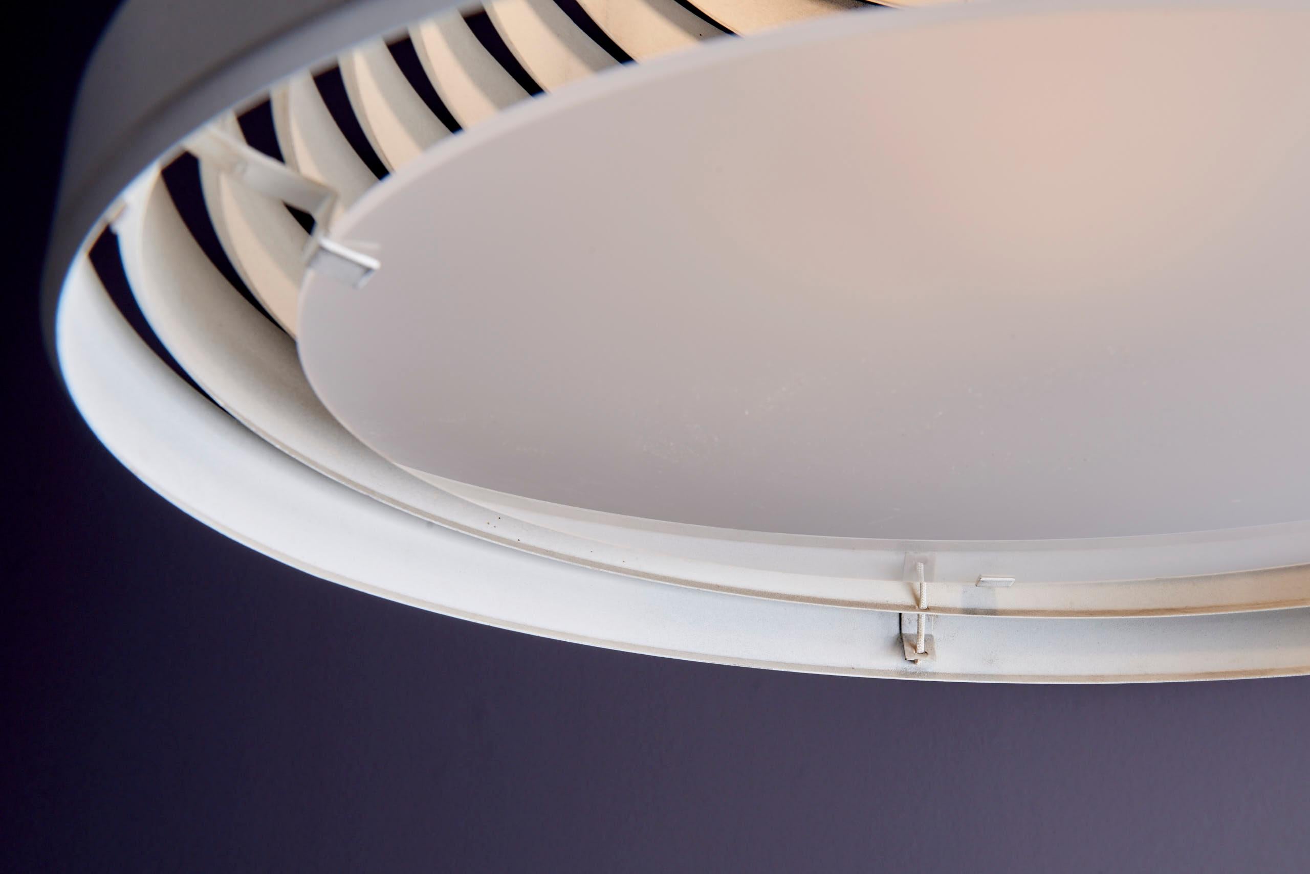 Fine XX secolo Coppia di lampade a sospensione coniche bianche di Wilhelm Vest in vendita