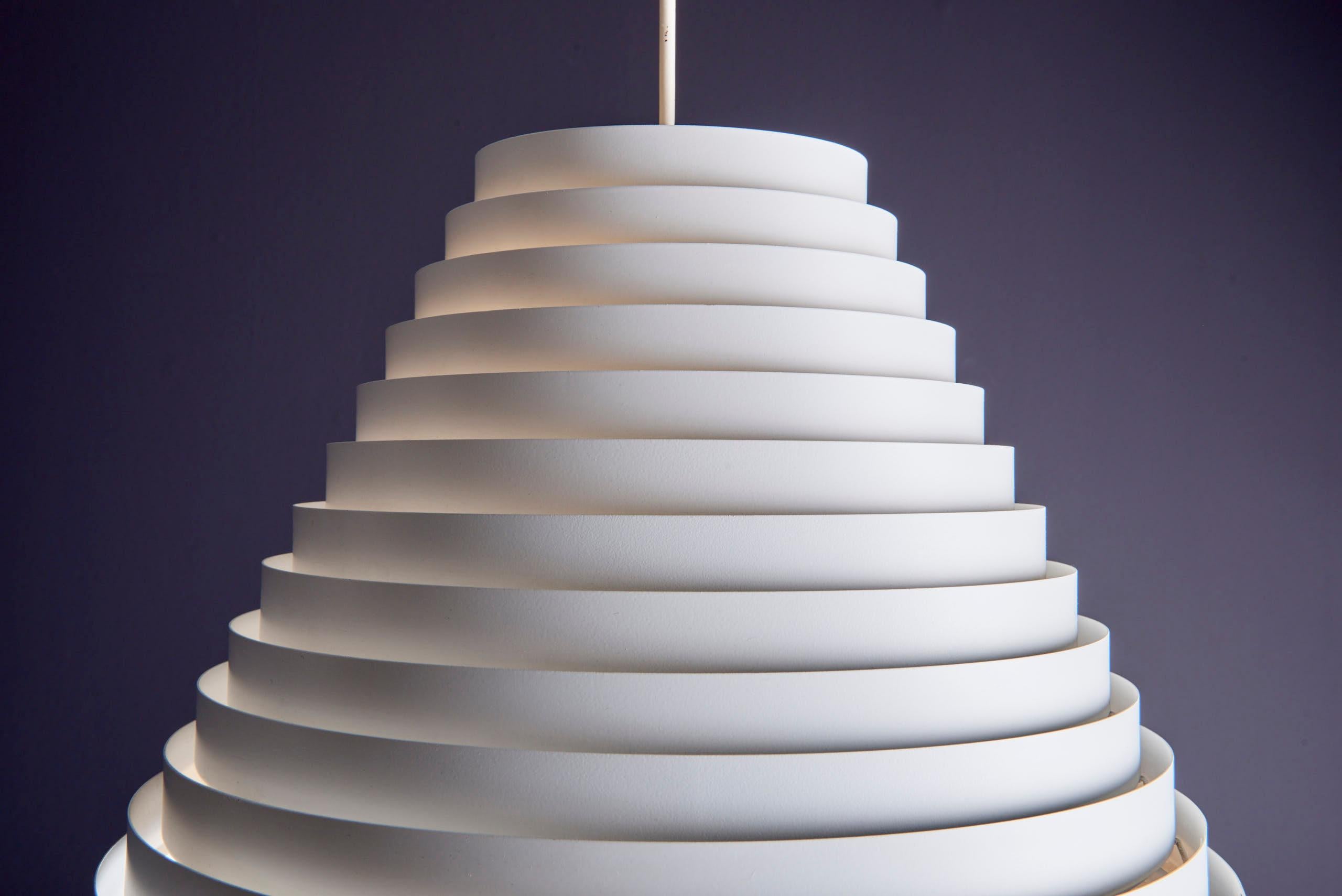 Alluminio Coppia di lampade a sospensione coniche bianche di Wilhelm Vest in vendita