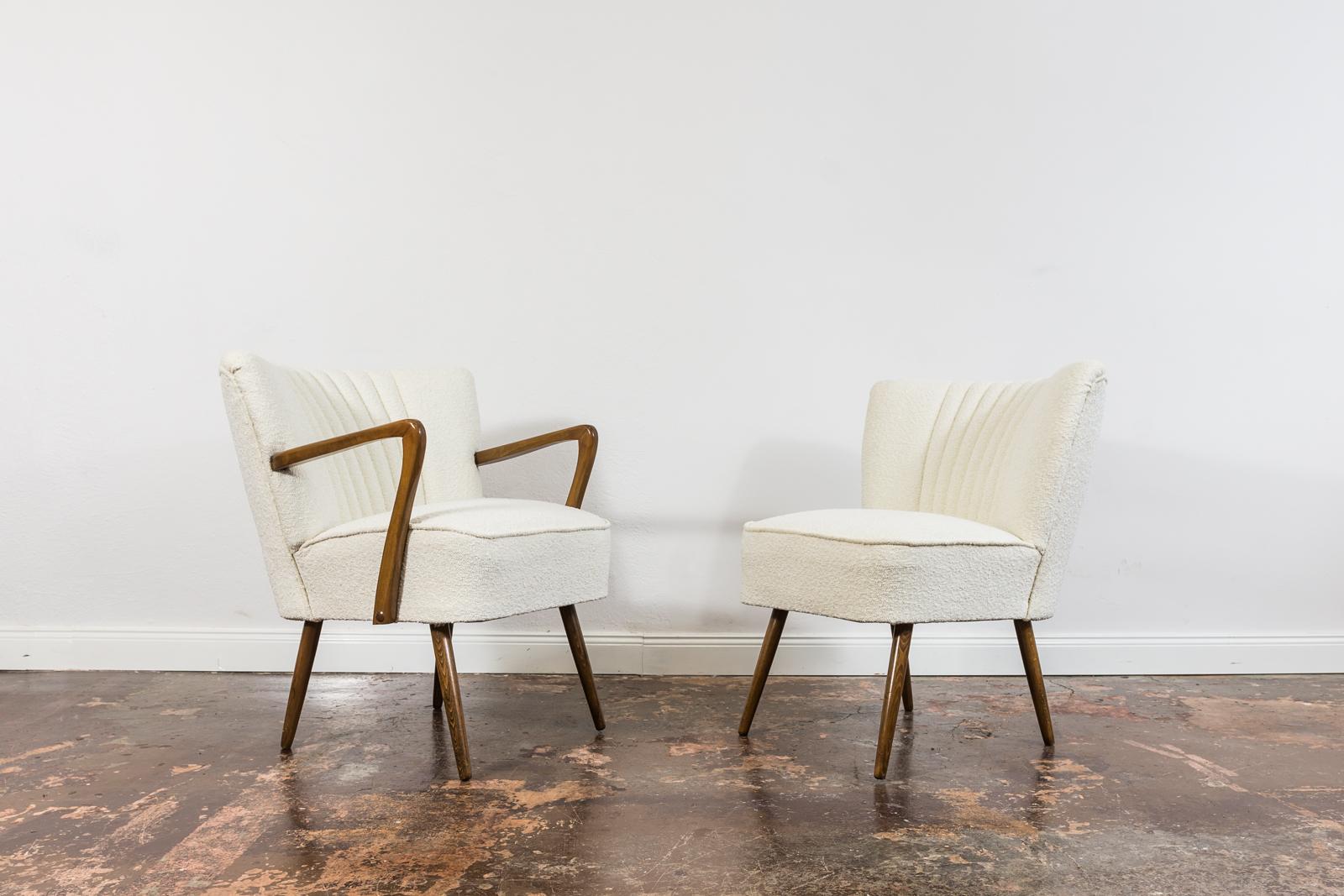 Mid-Century Modern Pair of White Cream Bouclé Cocktail Chairs, 1950s For Sale