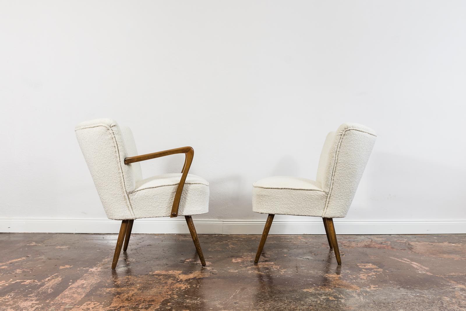 Mid-Century Modern Pair of White Cream Bouclé Cocktail Chairs, 1950s For Sale