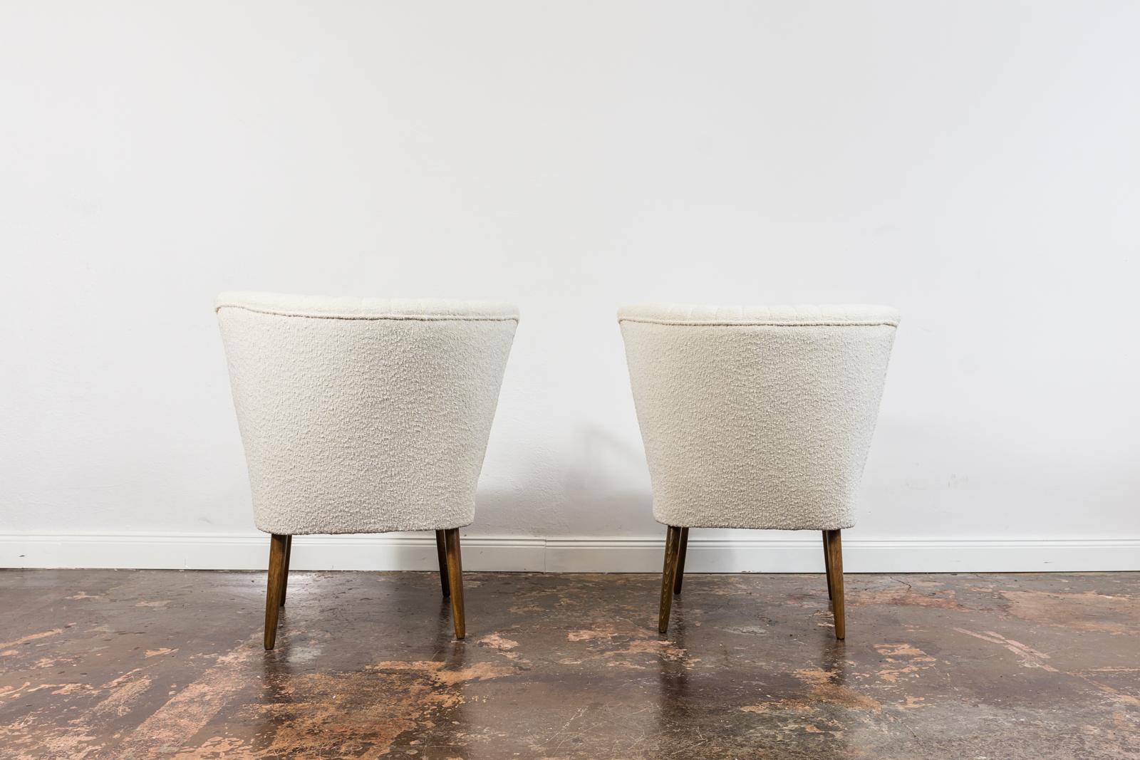 Pair of White Cream Bouclé Cocktail Chairs, 1950s In Good Condition For Sale In Wroclaw, PL