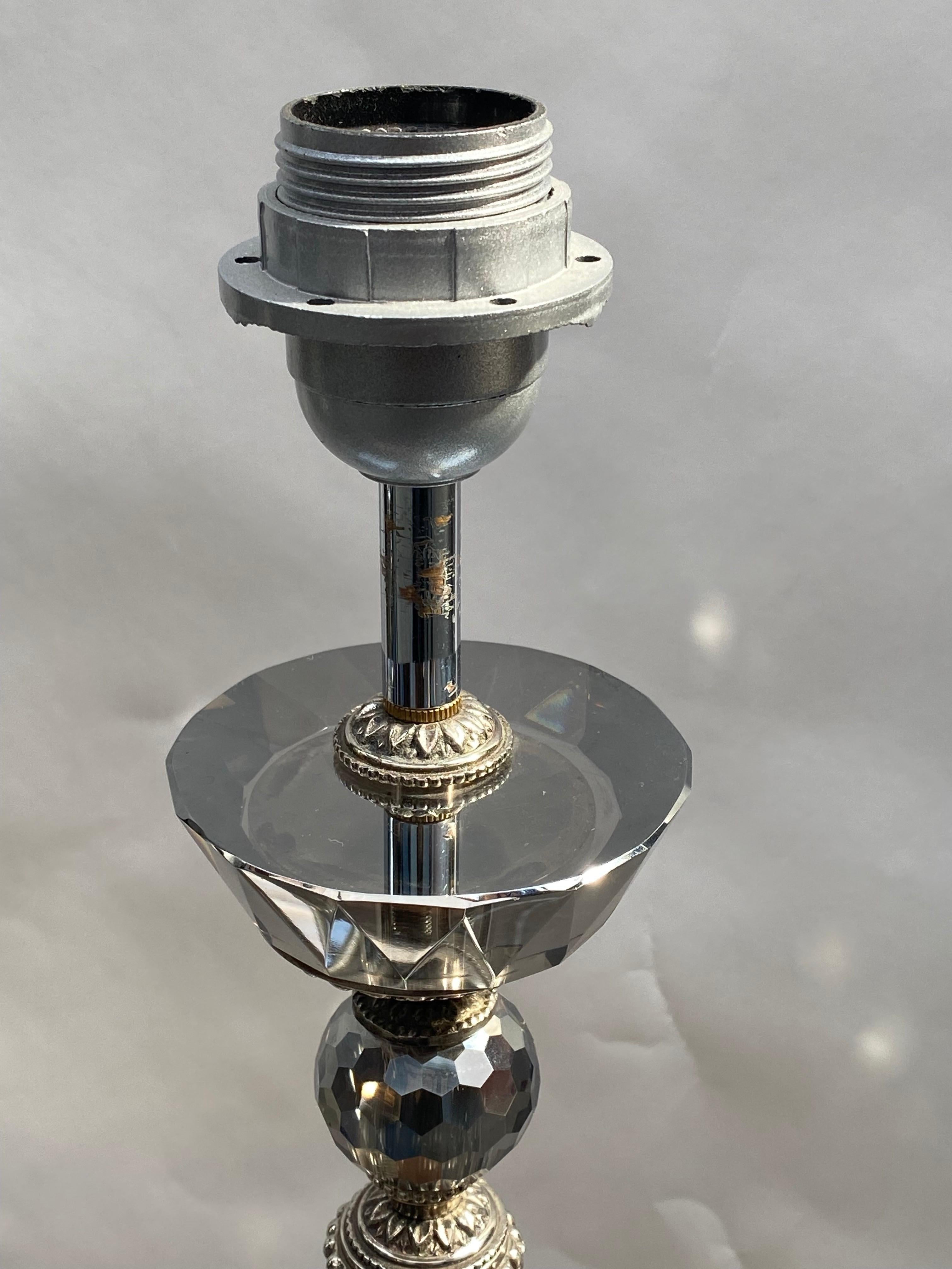 Coppia di basi per lampade in cristallo bianco con riflessi in bronzo argentato H. 64 x diametro 14. I pezzi di cristallo provengono da una delle più antiche vetrerie di Parigi, la Maison König di rue Pastourelle. Purtroppo questa casa non esiste,