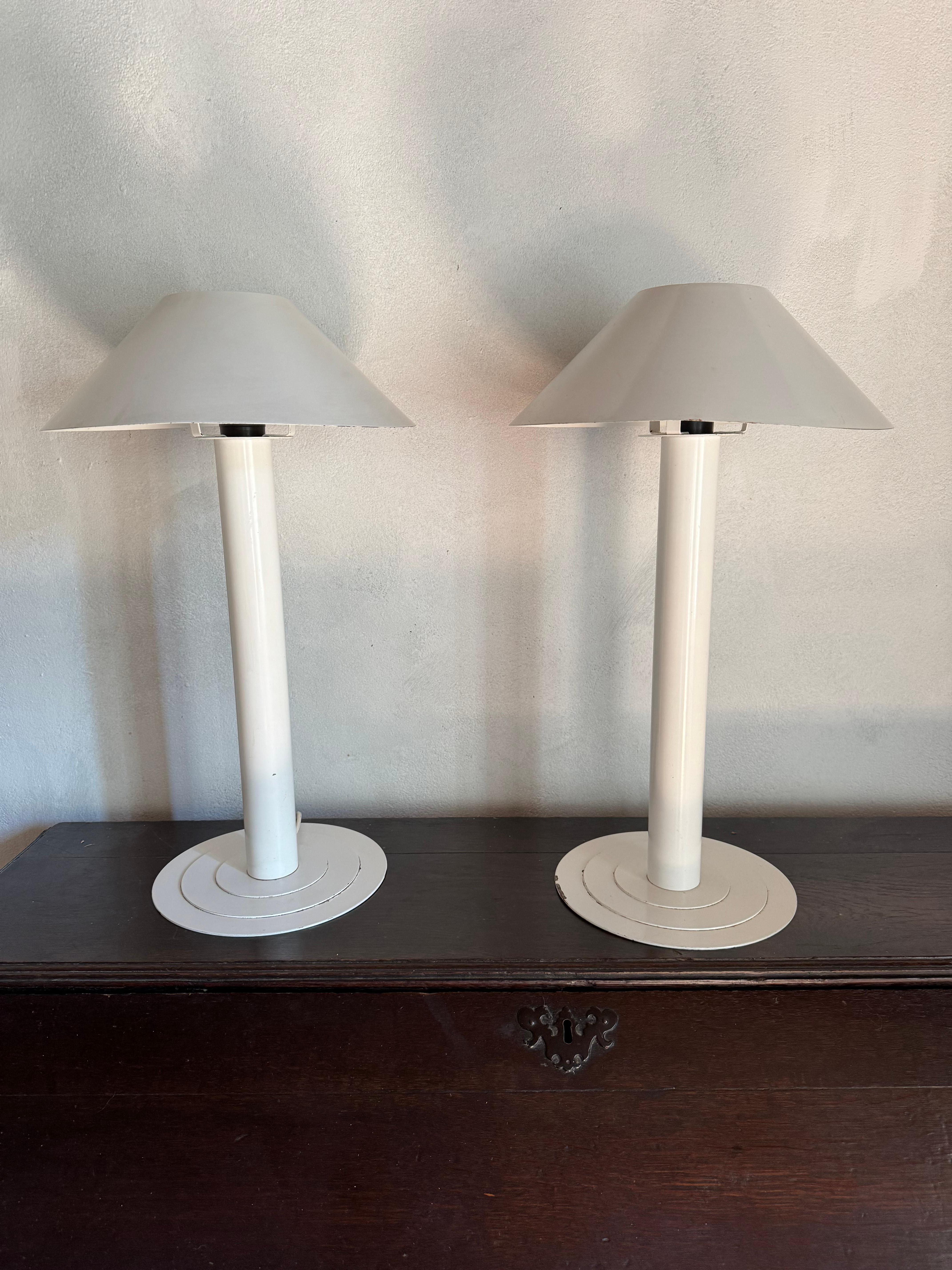 Paire de lampes de table danoises des années 1970 en métal peint en blanc, produites par Lyda. Quelques petits dommages et marques de rouille dus à l'âge. 