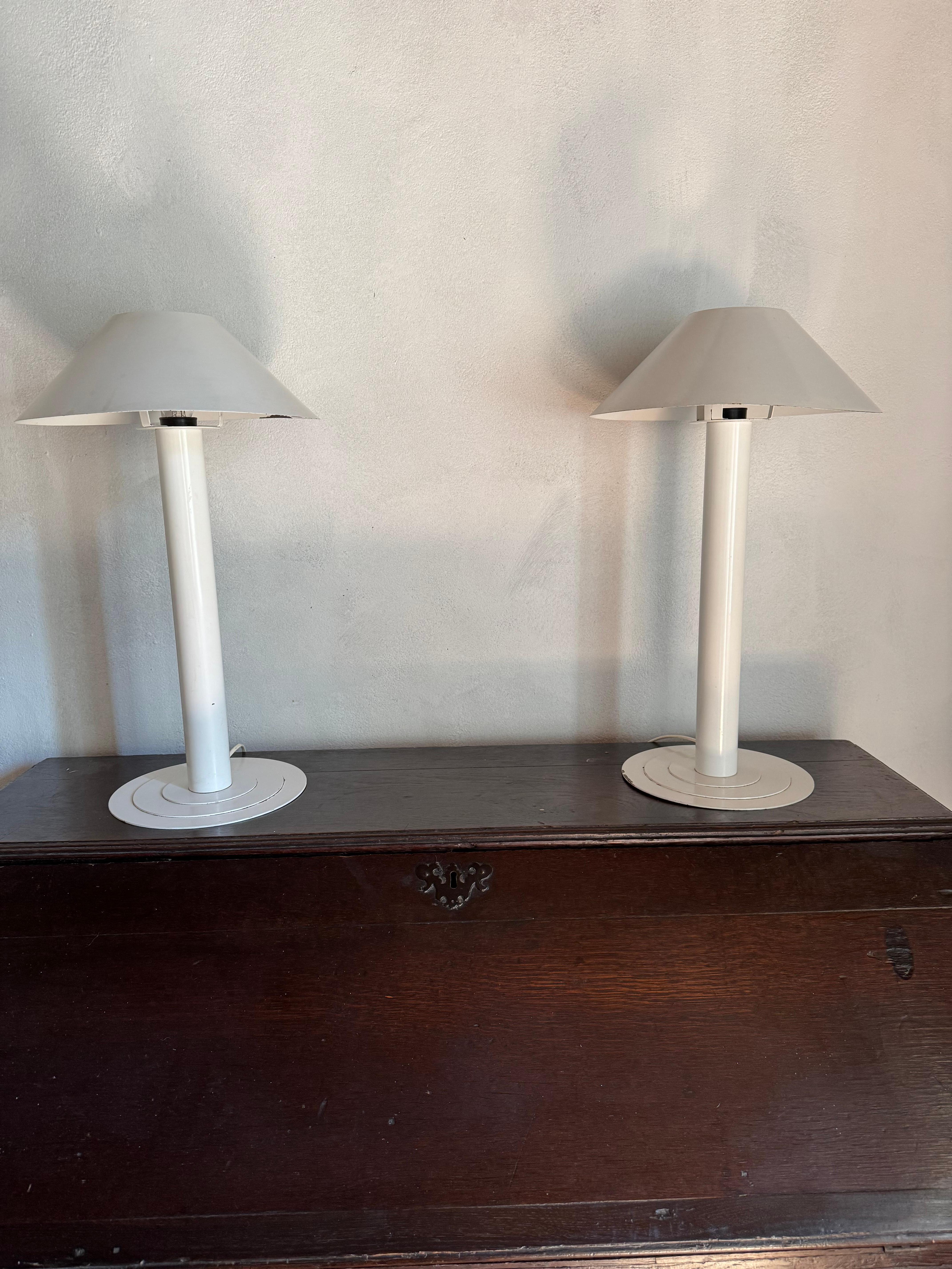 Mid-Century Modern Paire de lampes blanches danoises par Lyfa c.1970's en vente