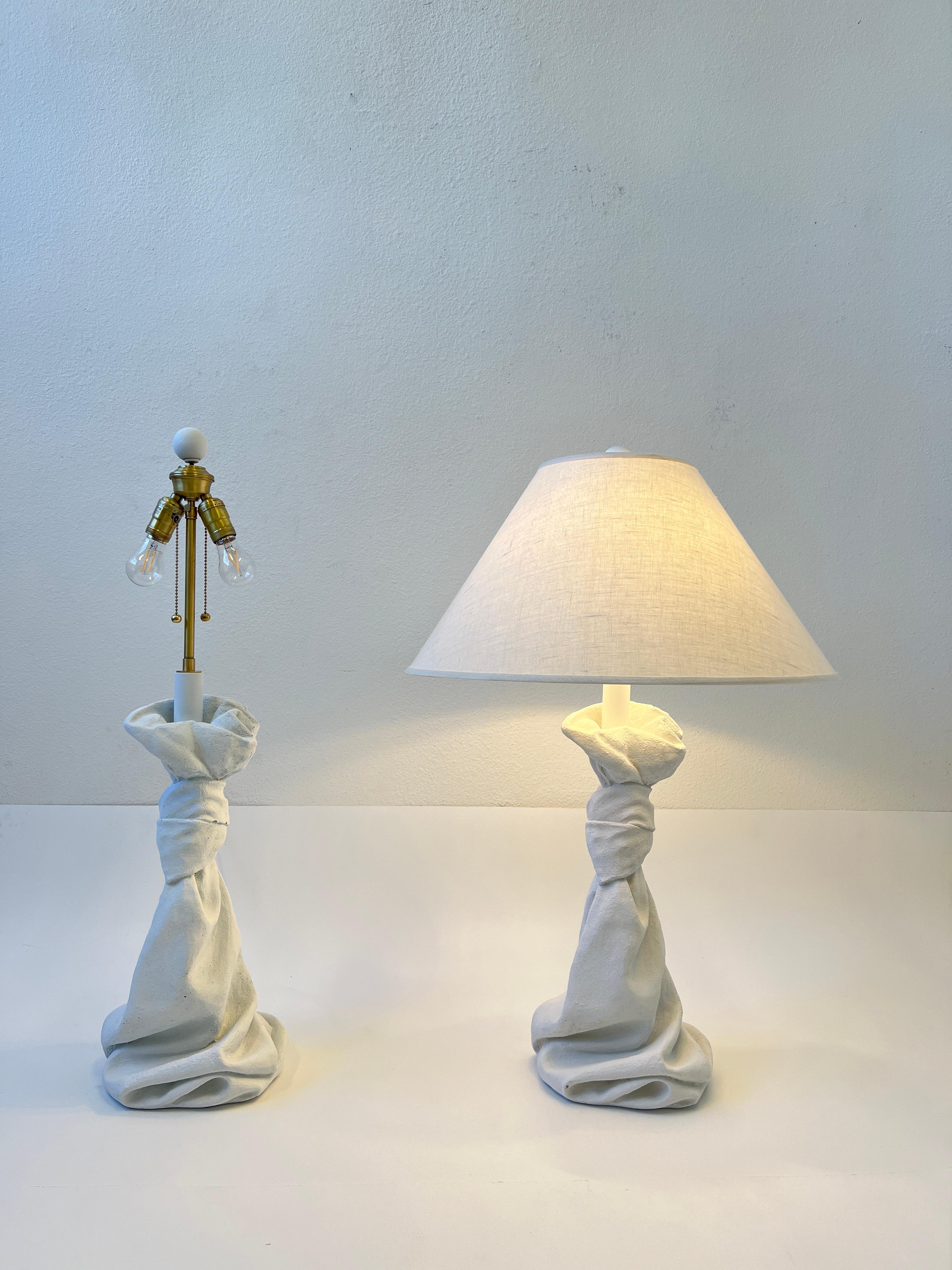 Paar weiße, drapierte Tischlampen aus Gips und Messing  im Angebot 3
