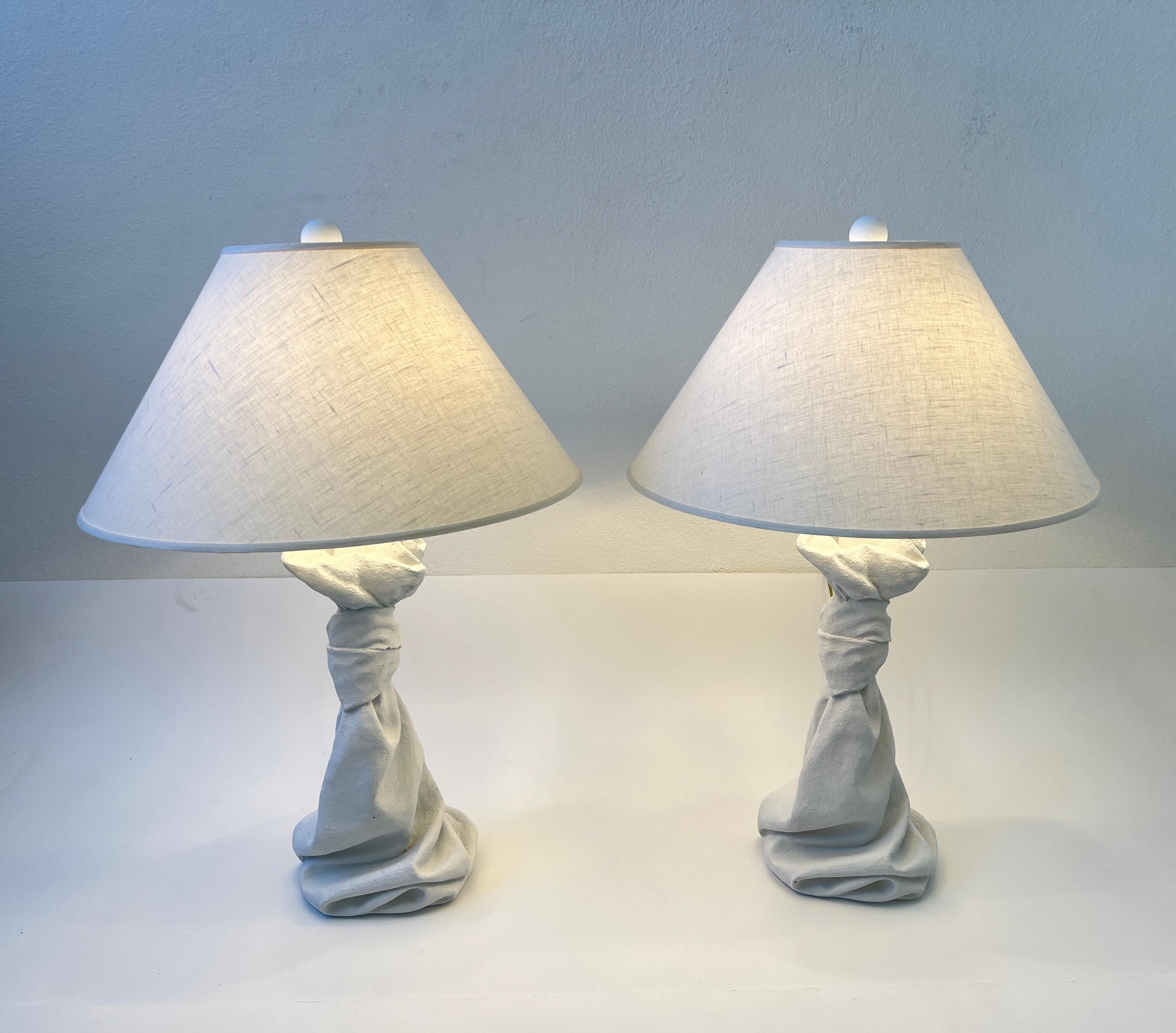Paar weiße, drapierte Tischlampen aus Gips und Messing  (Hollywood Regency) im Angebot