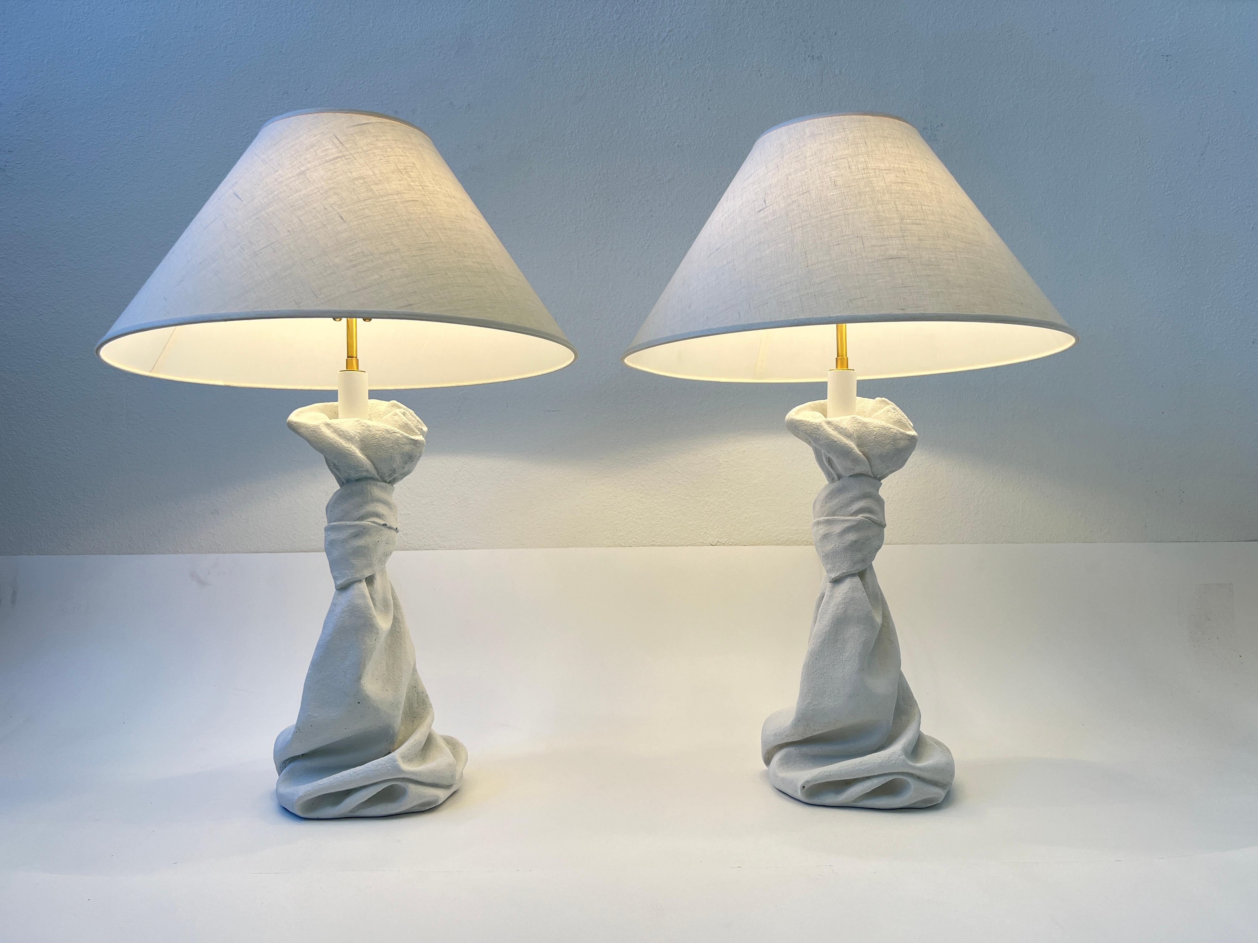 Paar weiße, drapierte Tischlampen aus Gips und Messing  (amerikanisch) im Angebot