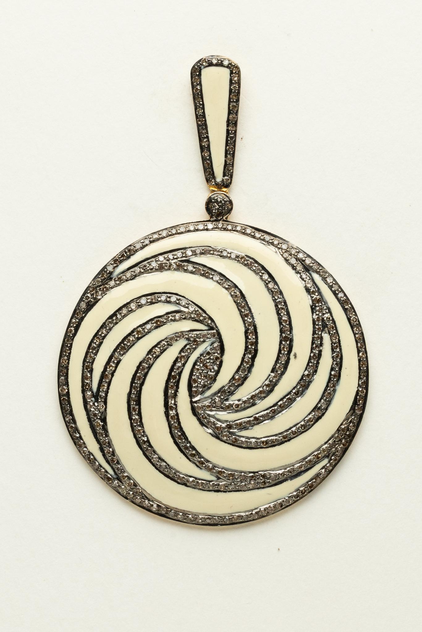 Une fabuleuse et spectaculaire paire de boucles d'oreilles pendantes en émail blanc avec un motif tourbillonnant de diamants ronds de taille brillant en sertissage pavé.  Monture en or 18K pour oreilles percées.  Les diamants totalisent 3,60