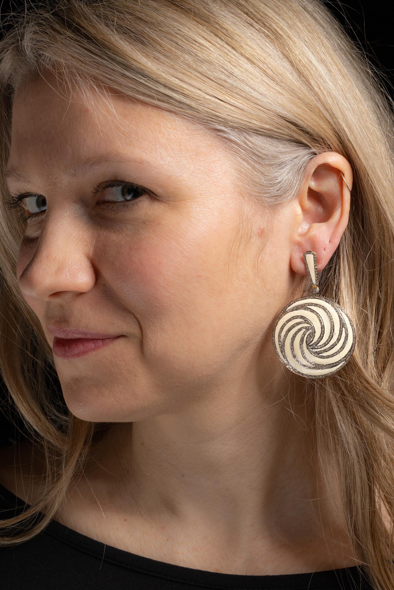 Taille ronde Paire de boucles d'oreilles pendantes en émail blanc et diamants en vente