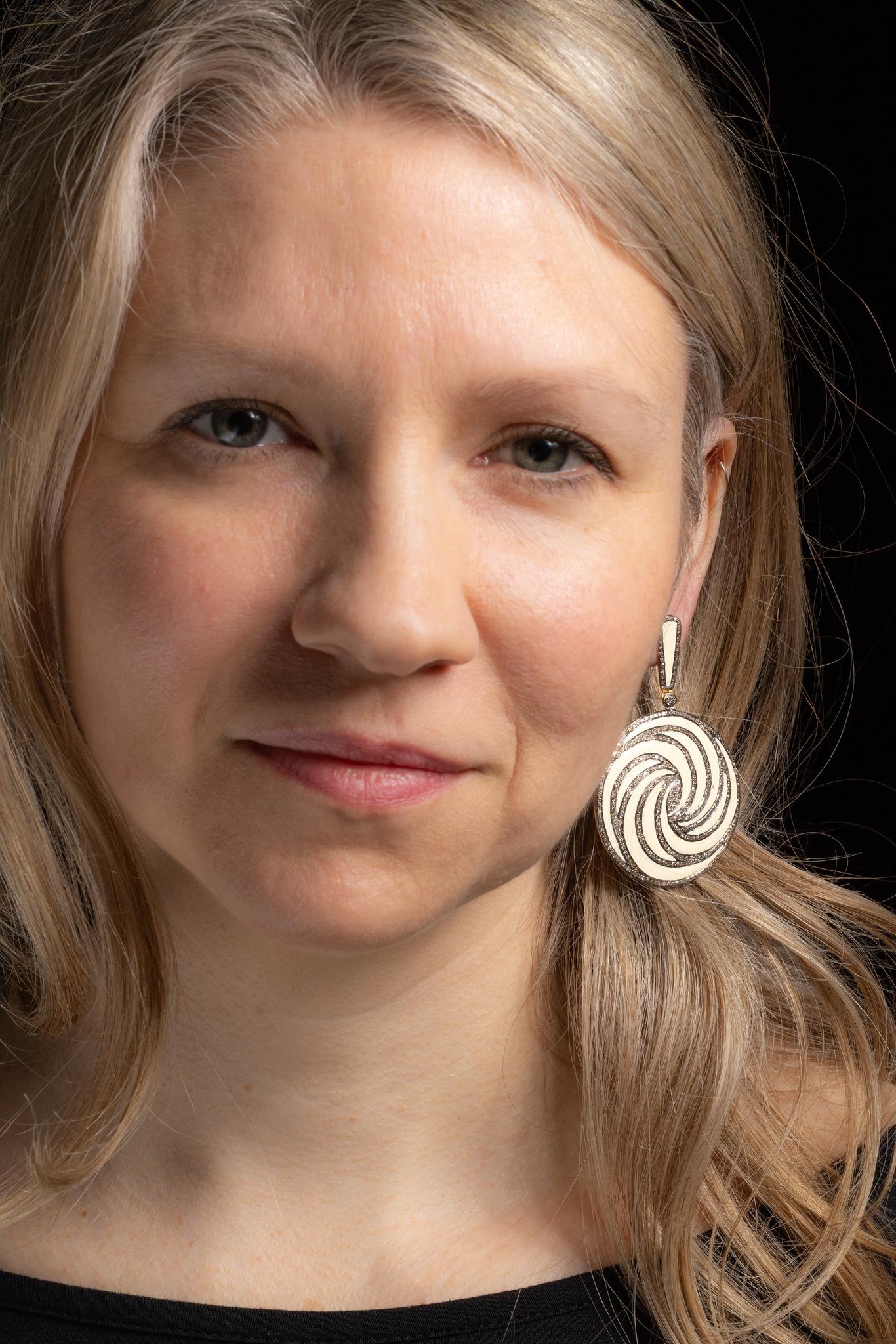 Paire de boucles d'oreilles pendantes en émail blanc et diamants Excellent état - En vente à Nantucket, MA