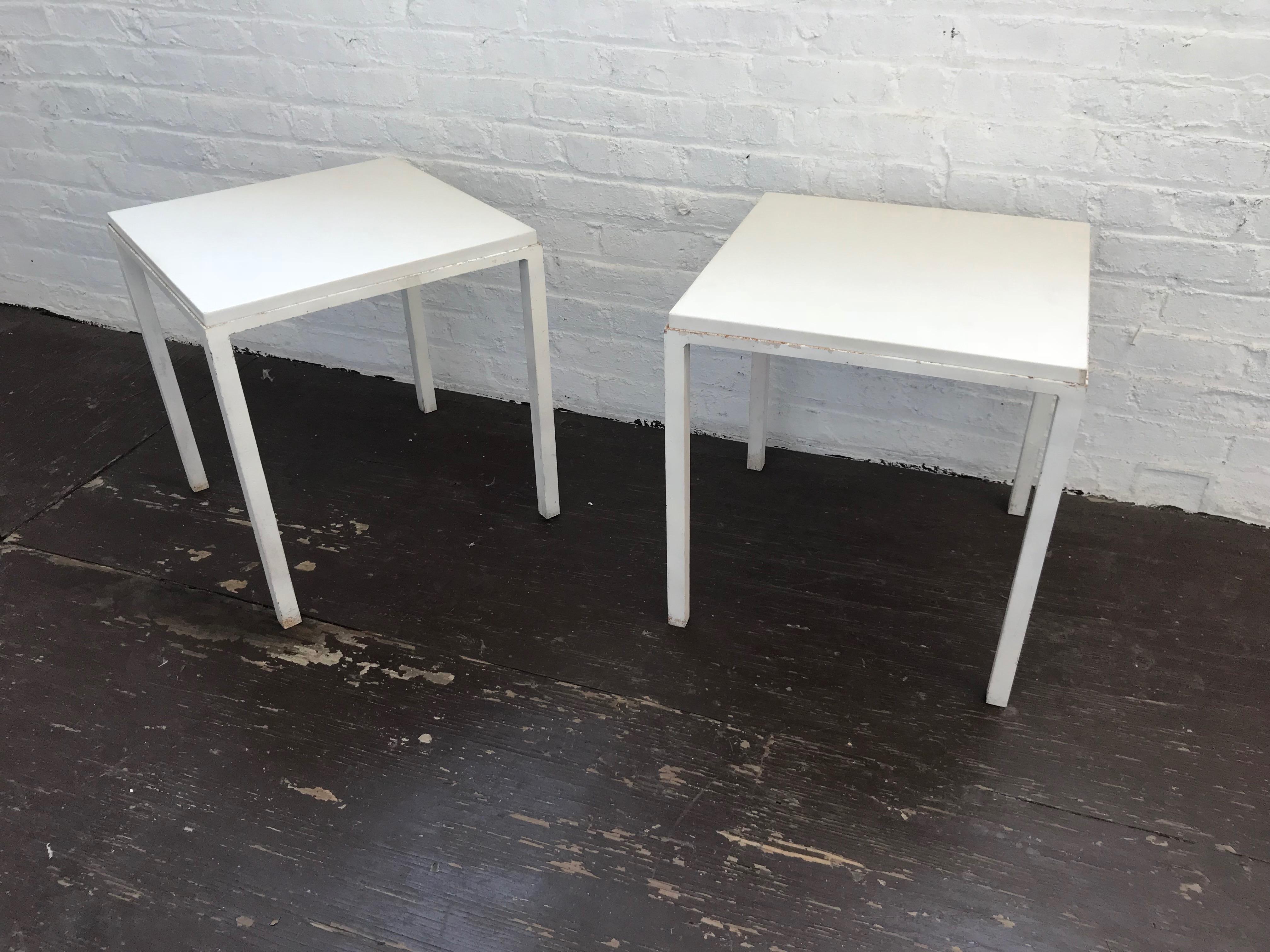 Pair of White Enameled Metal and Granite Side Tables, USA, circa 1955 In Good Condition For Sale In Jersey City, NJ