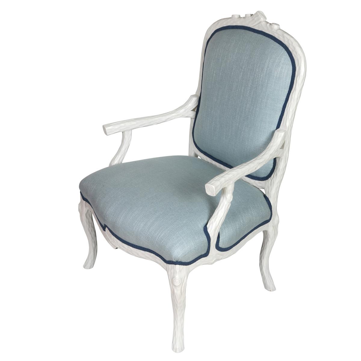 Pareja de Sillones de Faux Bois Blanco con Tapicería Azul Pierre Frey Provincial francés en venta