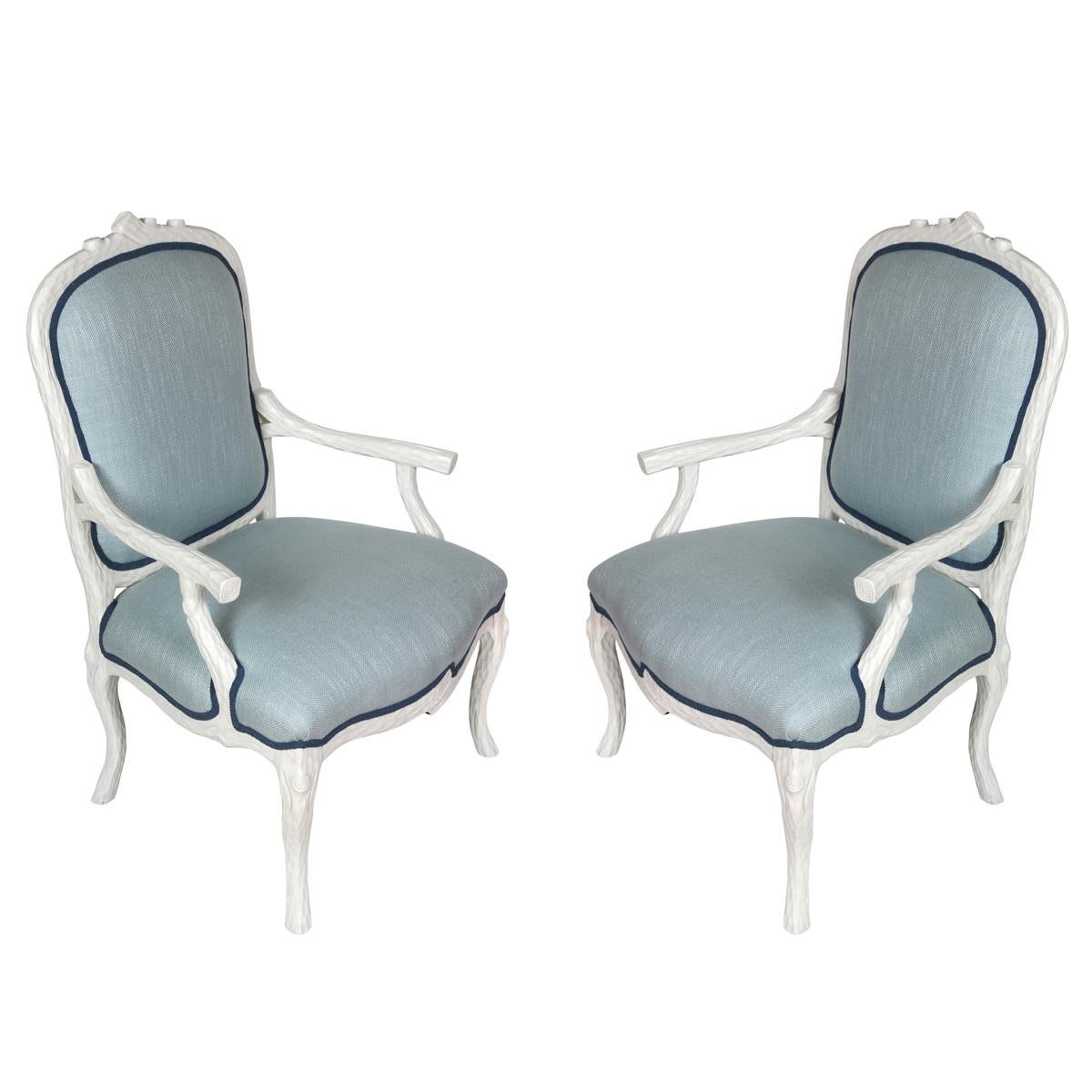 Pareja de Sillones de Faux Bois Blanco con Tapicería Azul Pierre Frey en Bueno estado para la venta en Locust Valley, NY