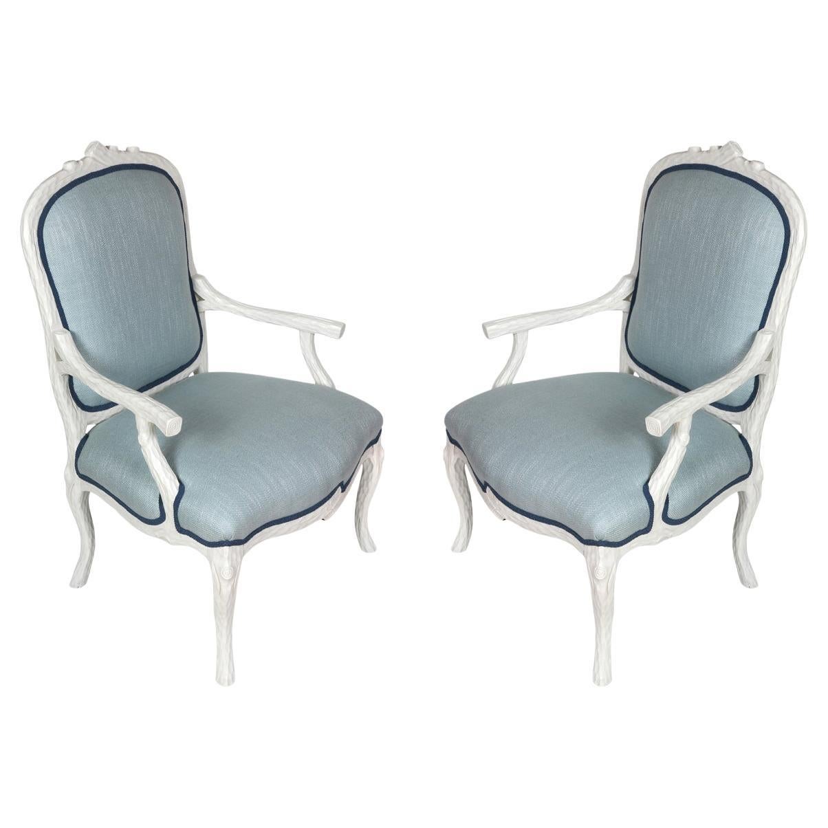 Pareja de Sillones de Faux Bois Blanco con Tapicería Azul Pierre Frey en venta