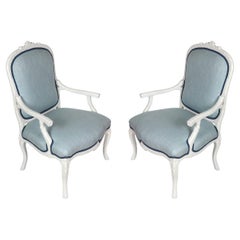 Paire de fauteuils en faux bois blanc avec tapisserie bleue Pierre Frey