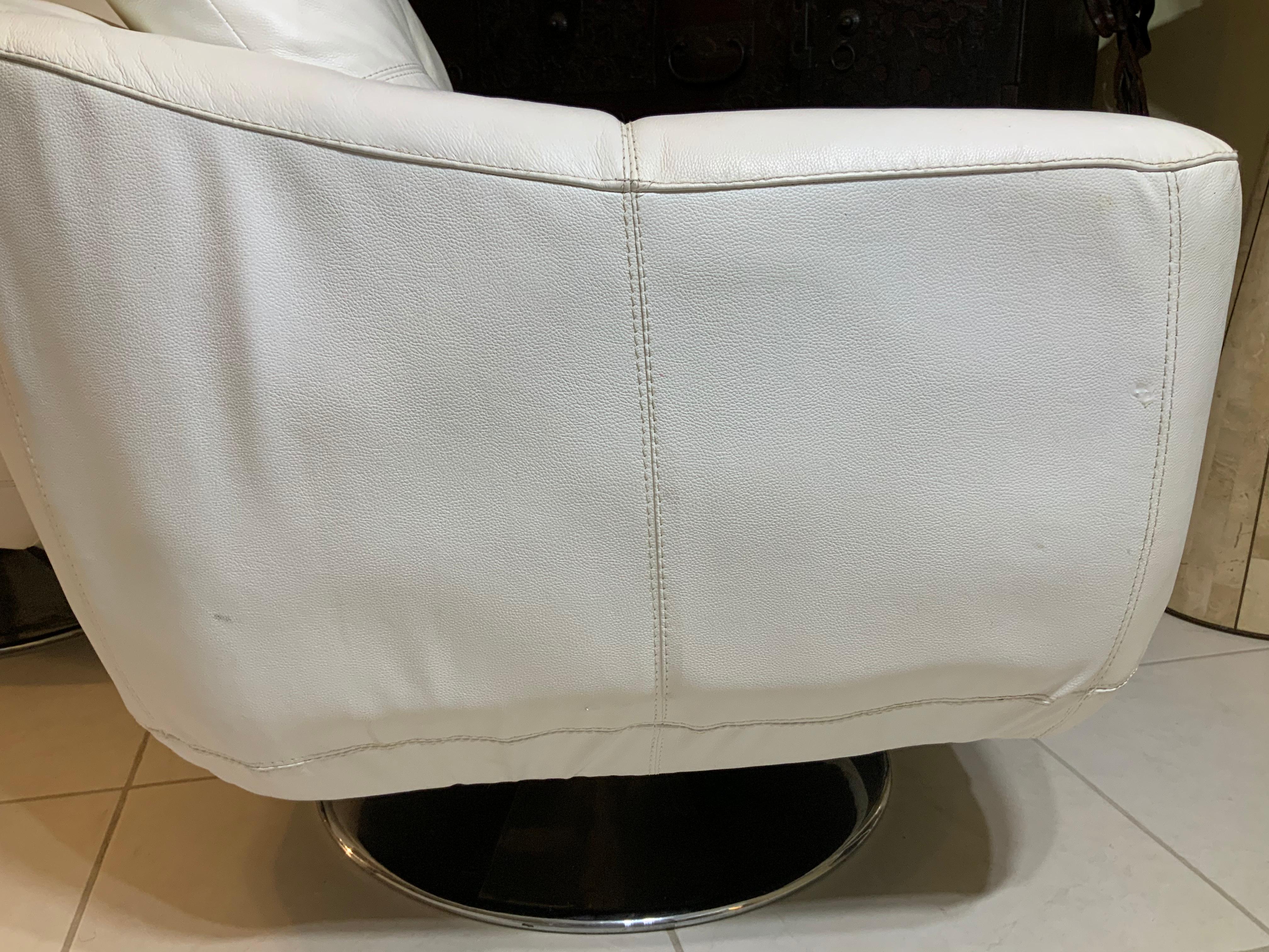 Pair of White Faux Leather Swivel Chairs In Good Condition In Delray Beach, FL