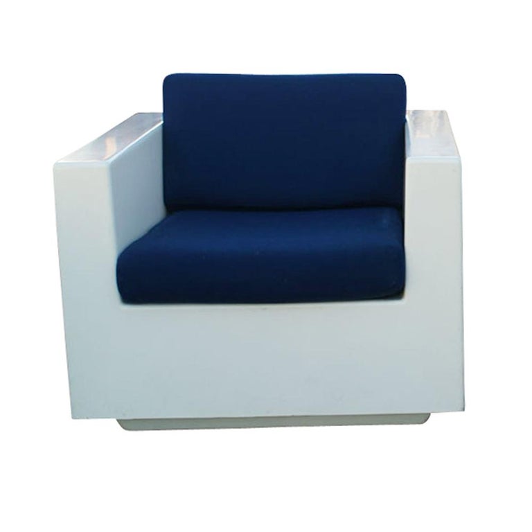 Pair Of White Fiberglass Lounge Chairs For Sale at 1stDibs