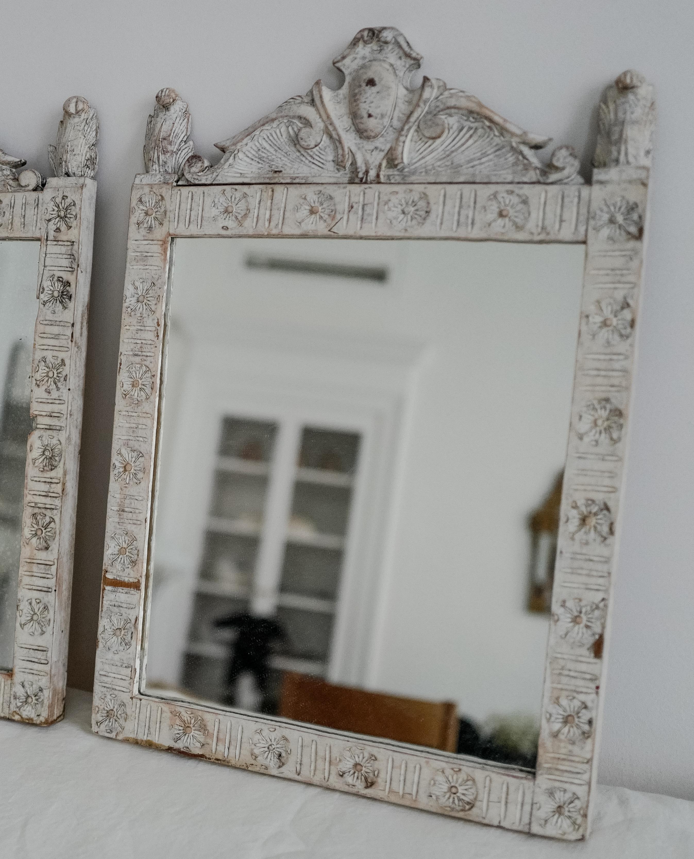 Pair of White Firenze Painted Giltwood Mirrors circa 18th Century For Sale 5