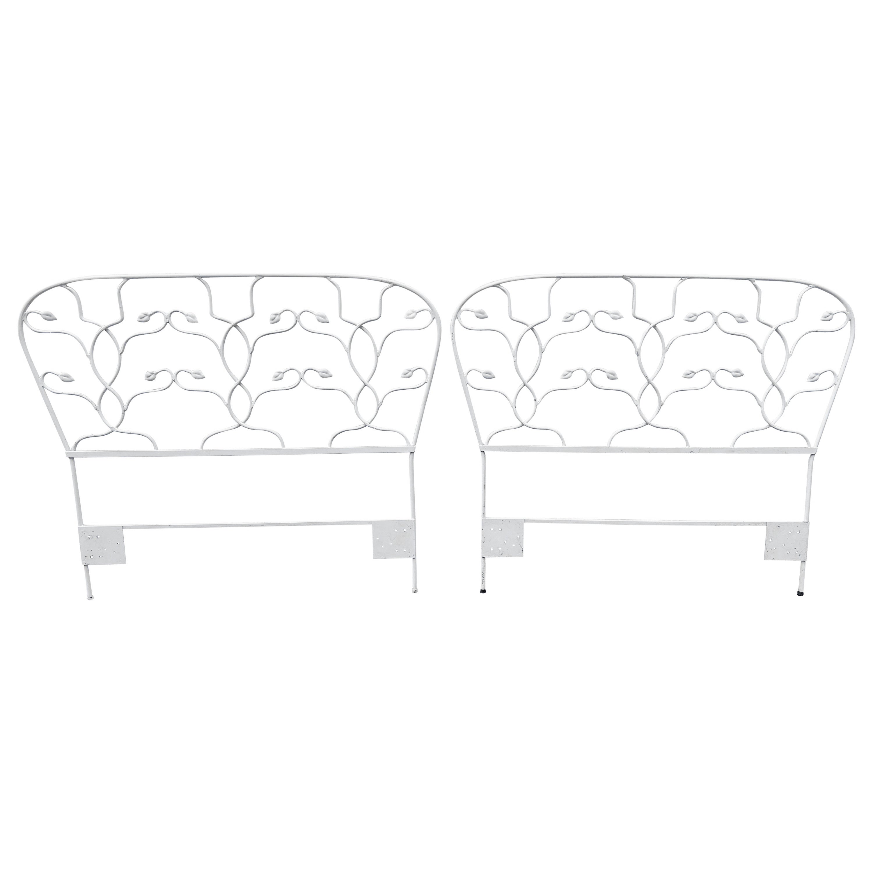 Paire de ttes de lit jumelles en fer  fleurs blanches signes Salterini