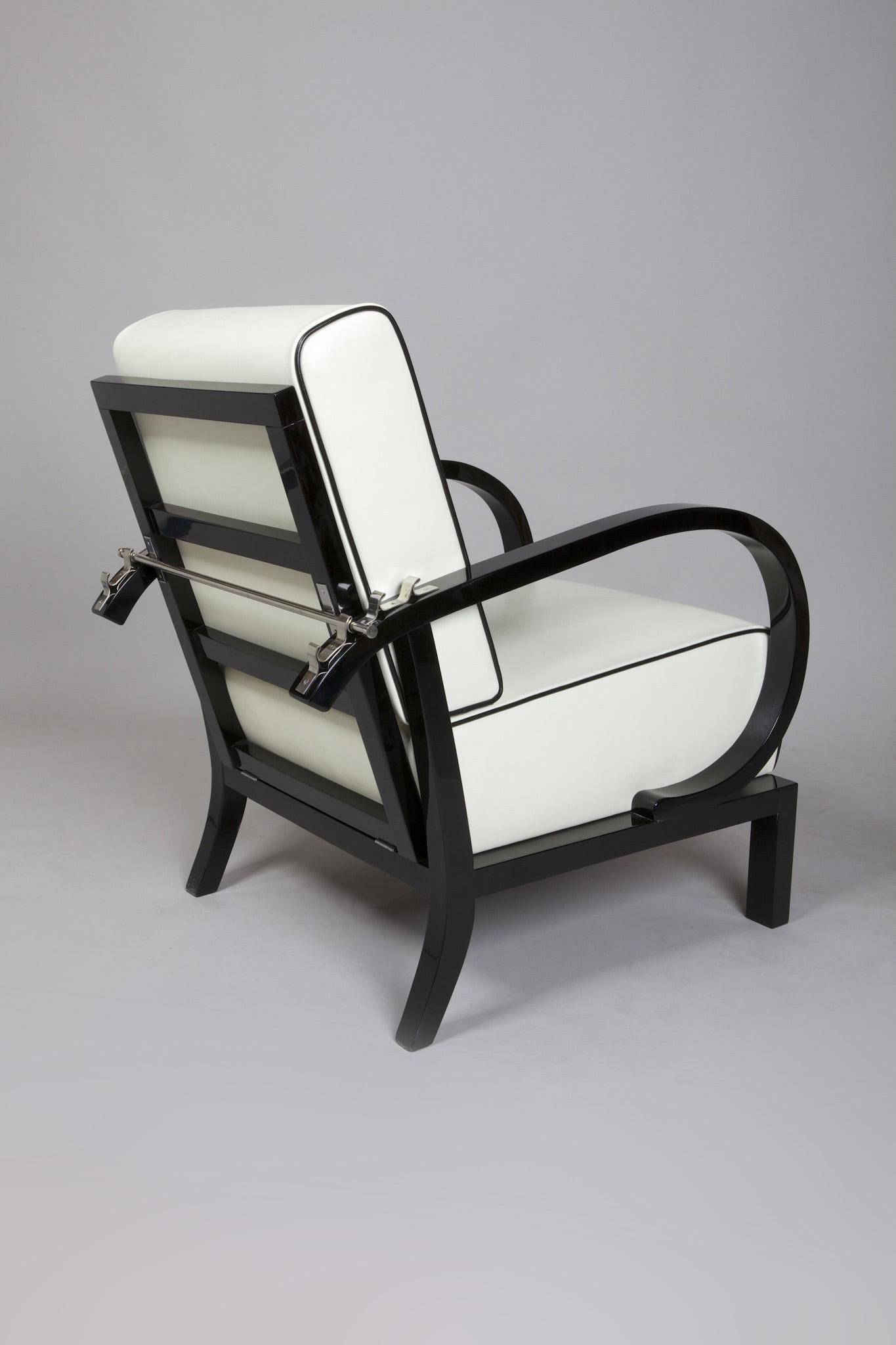 Tchèque Paire de fauteuils fonctionnels blancs de Tchécoslovaquie par Jindrich Halabala en vente