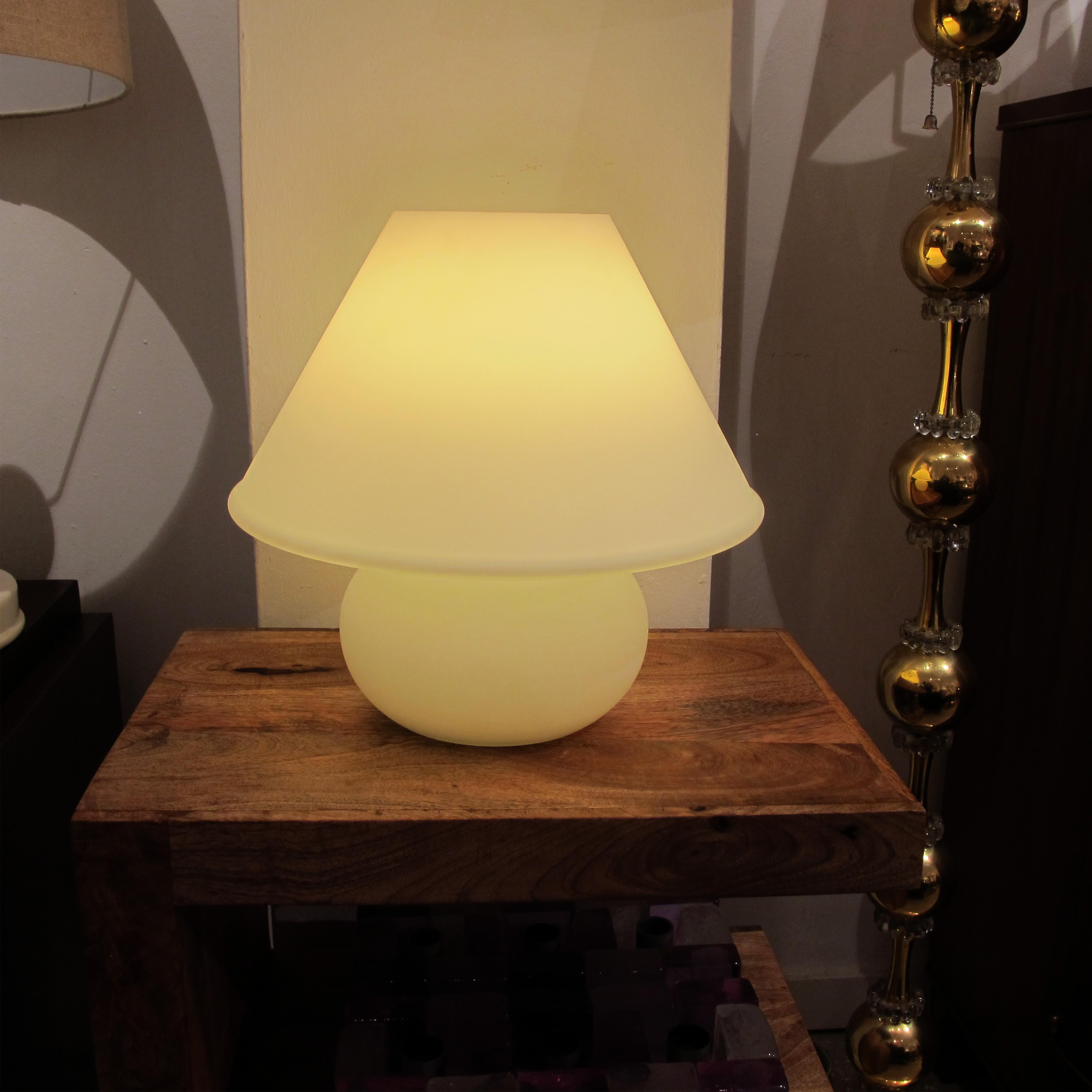 Paire de lampes de table à champignon en verre blanc par Glashütte Limburg, années 1960 en vente 3
