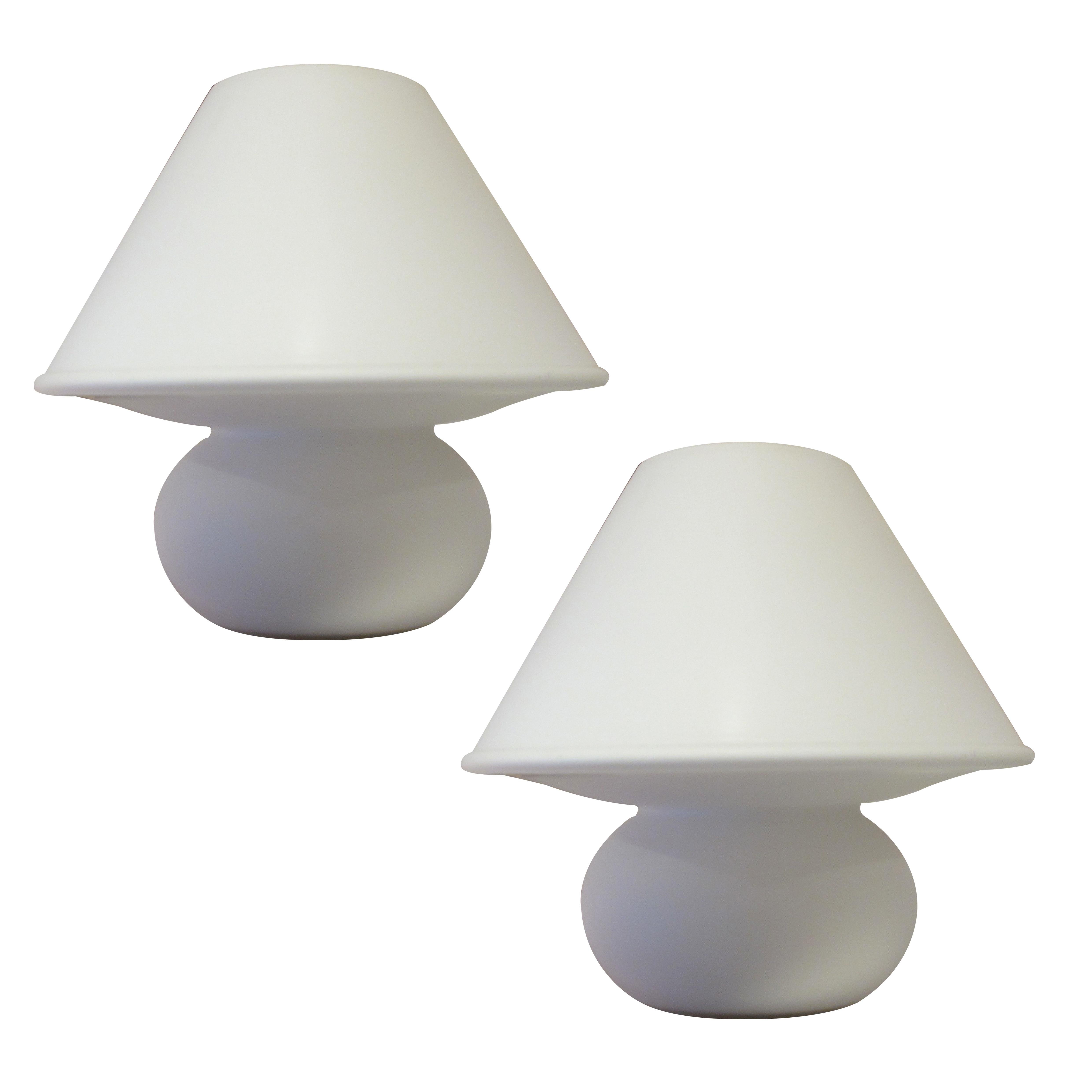 Paire de lampes de table vintage fabriquées par Glashütte Limburg dans les années 1960. Ces pièces élégantes sont fabriquées en verre opalin blanc et présentent une charmante silhouette de champignon, mettant en valeur un design homogène d'une base