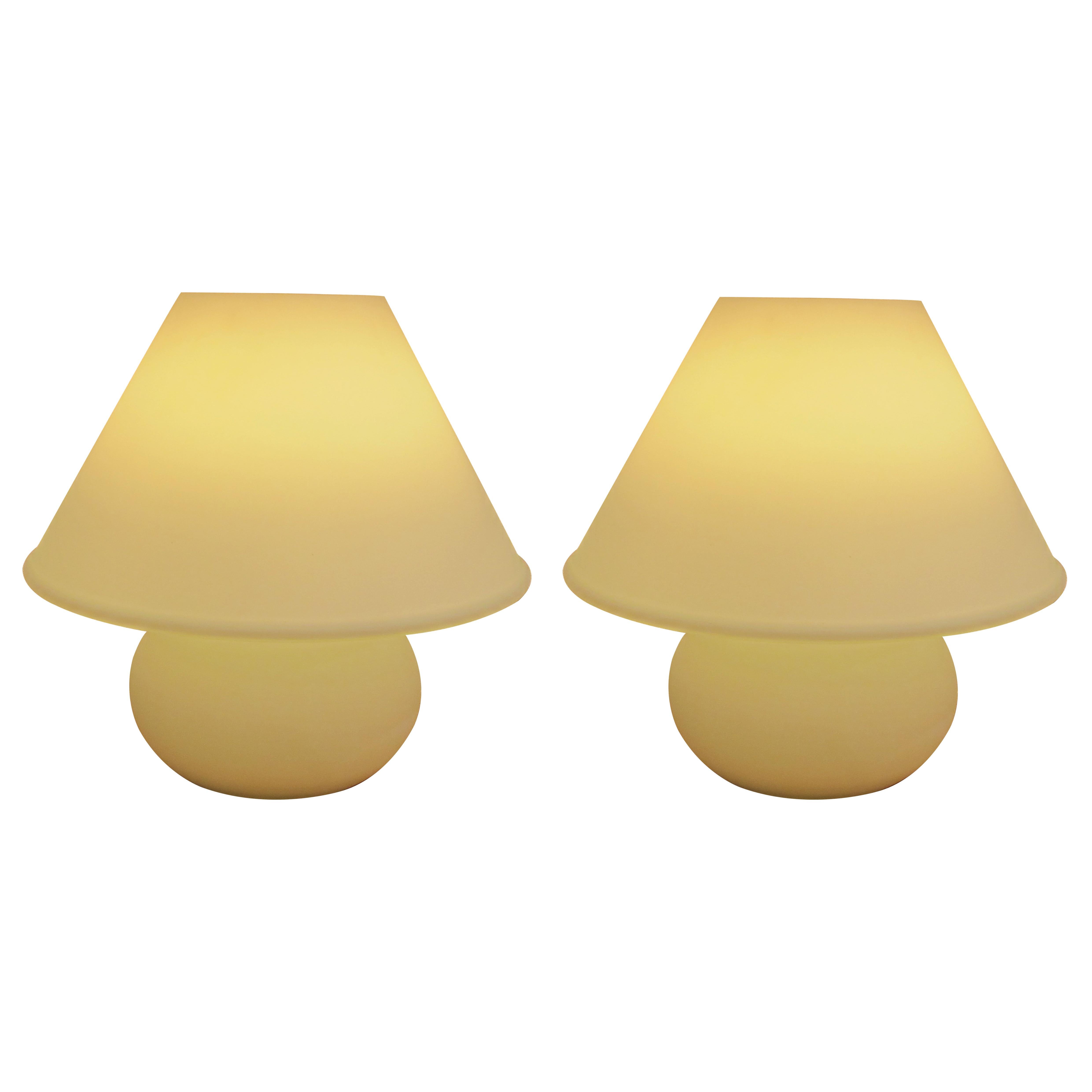 Mid-Century Modern Paire de lampes de table à champignon en verre blanc par Glashütte Limburg, années 1960 en vente