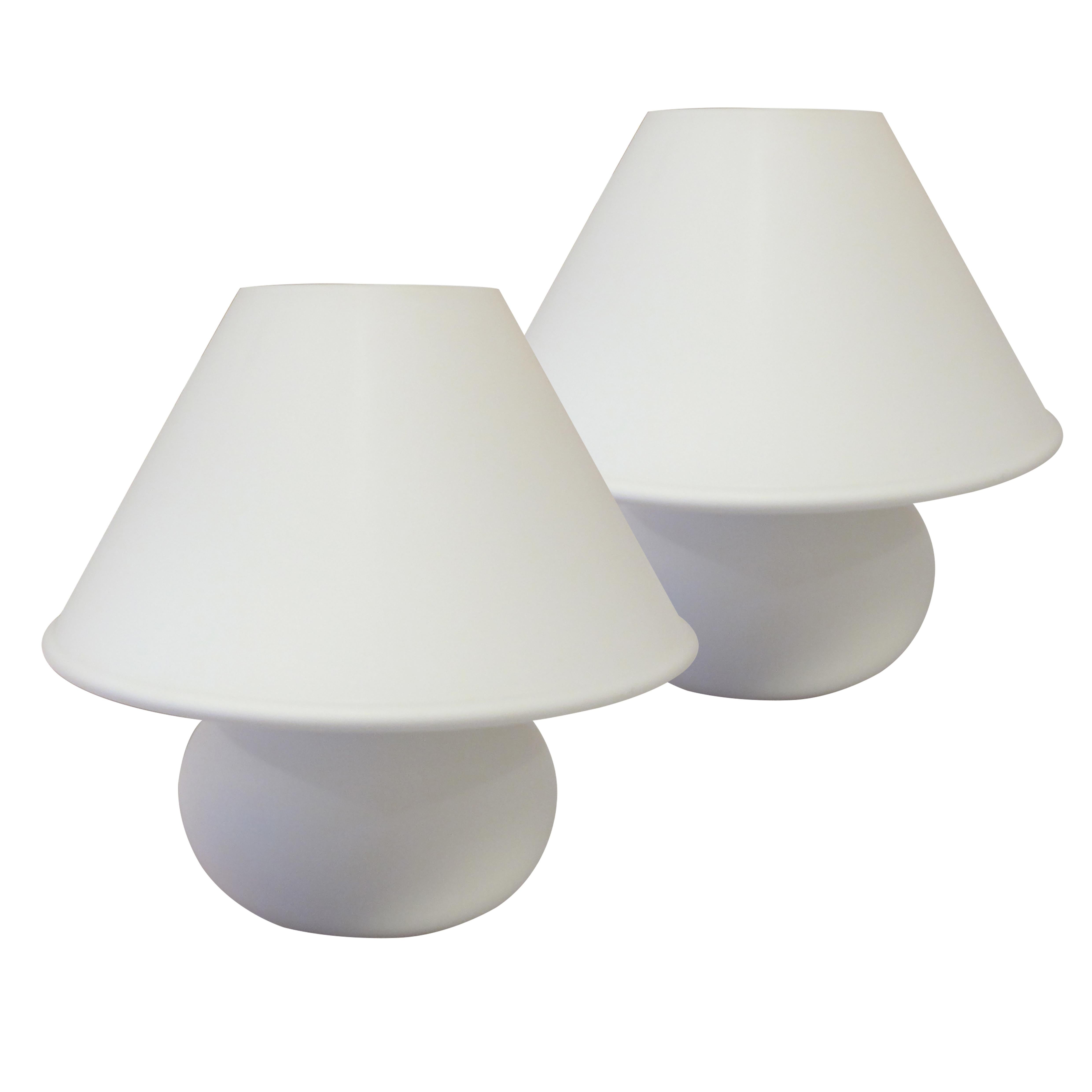 Allemand Paire de lampes de table à champignon en verre blanc par Glashütte Limburg, années 1960 en vente