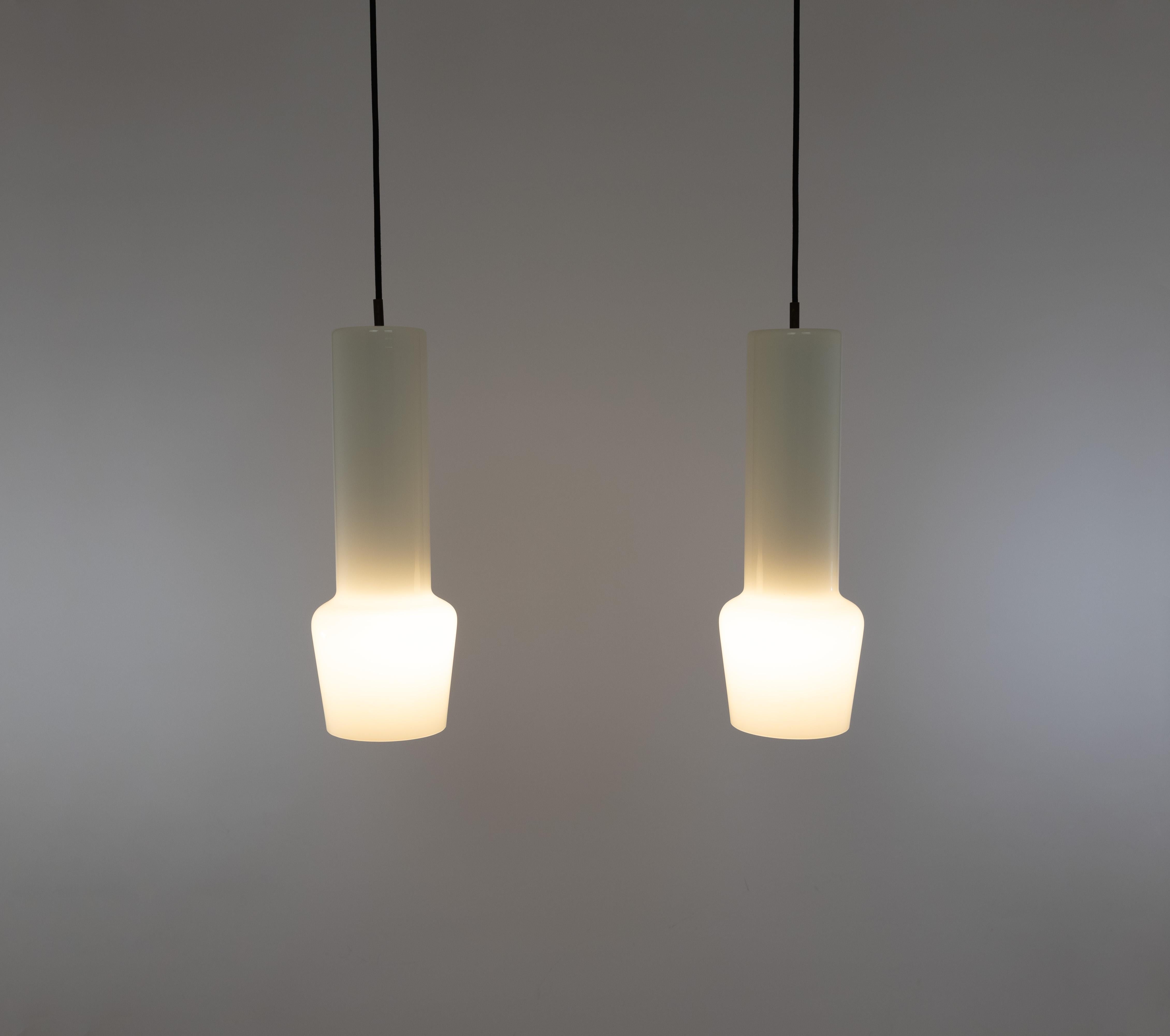 Italiano Coppia di pendenti in vetro bianco di Massimo Vignelli per Venini, anni '50 in vendita