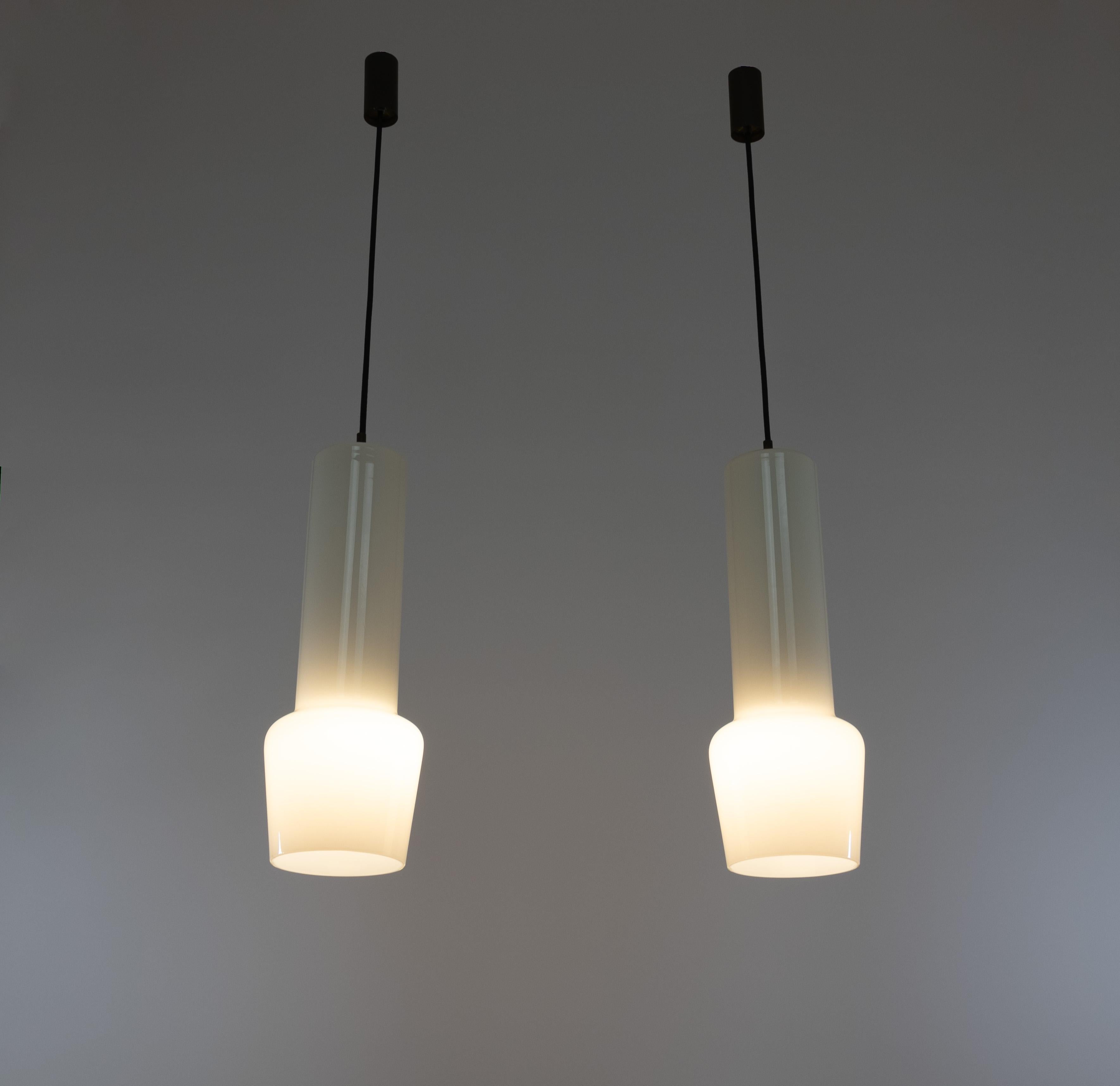 Coppia di pendenti in vetro bianco di Massimo Vignelli per Venini, anni '50 In condizioni buone in vendita a Rotterdam, NL