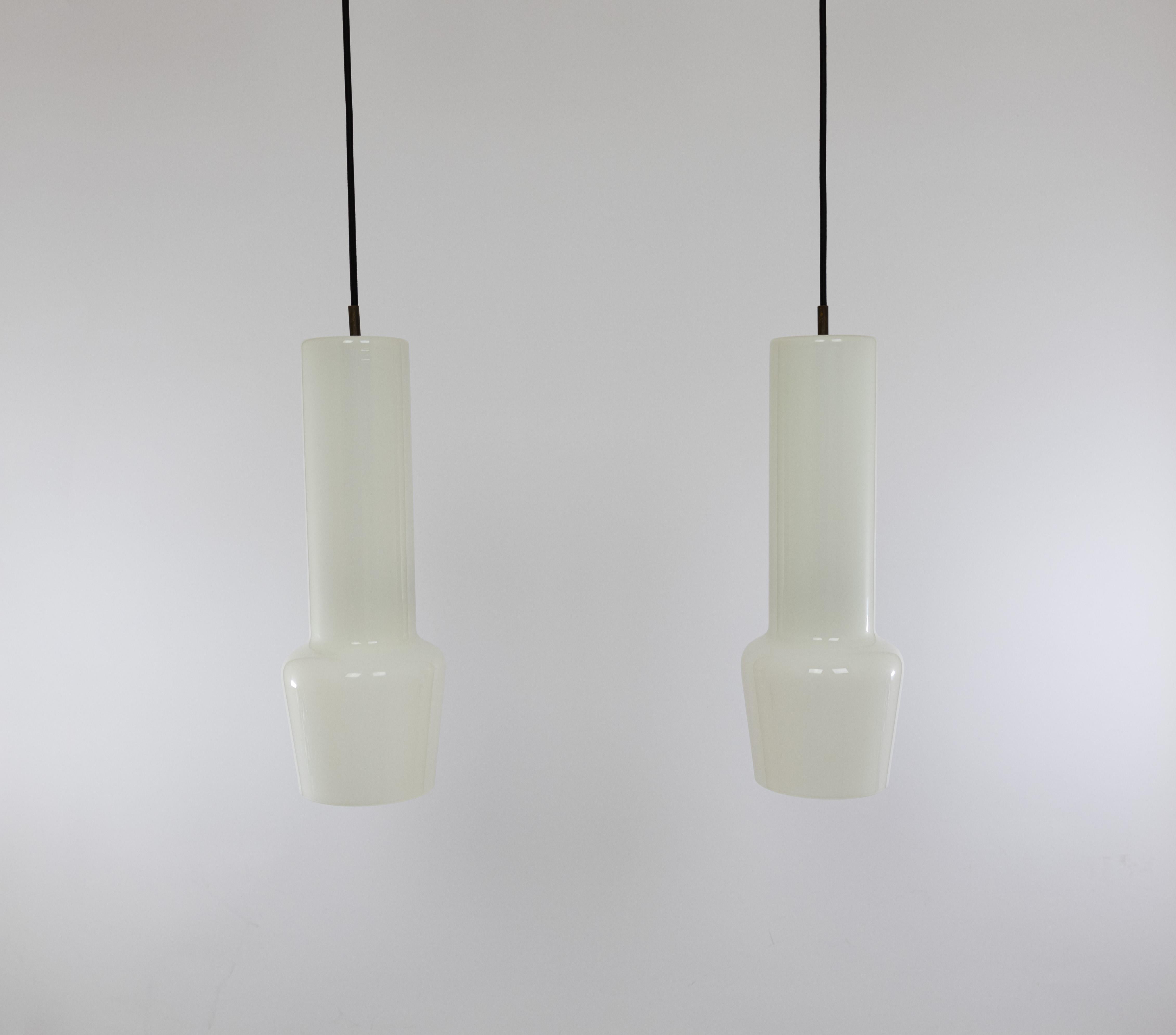 Vetro Coppia di pendenti in vetro bianco di Massimo Vignelli per Venini, anni '50 in vendita