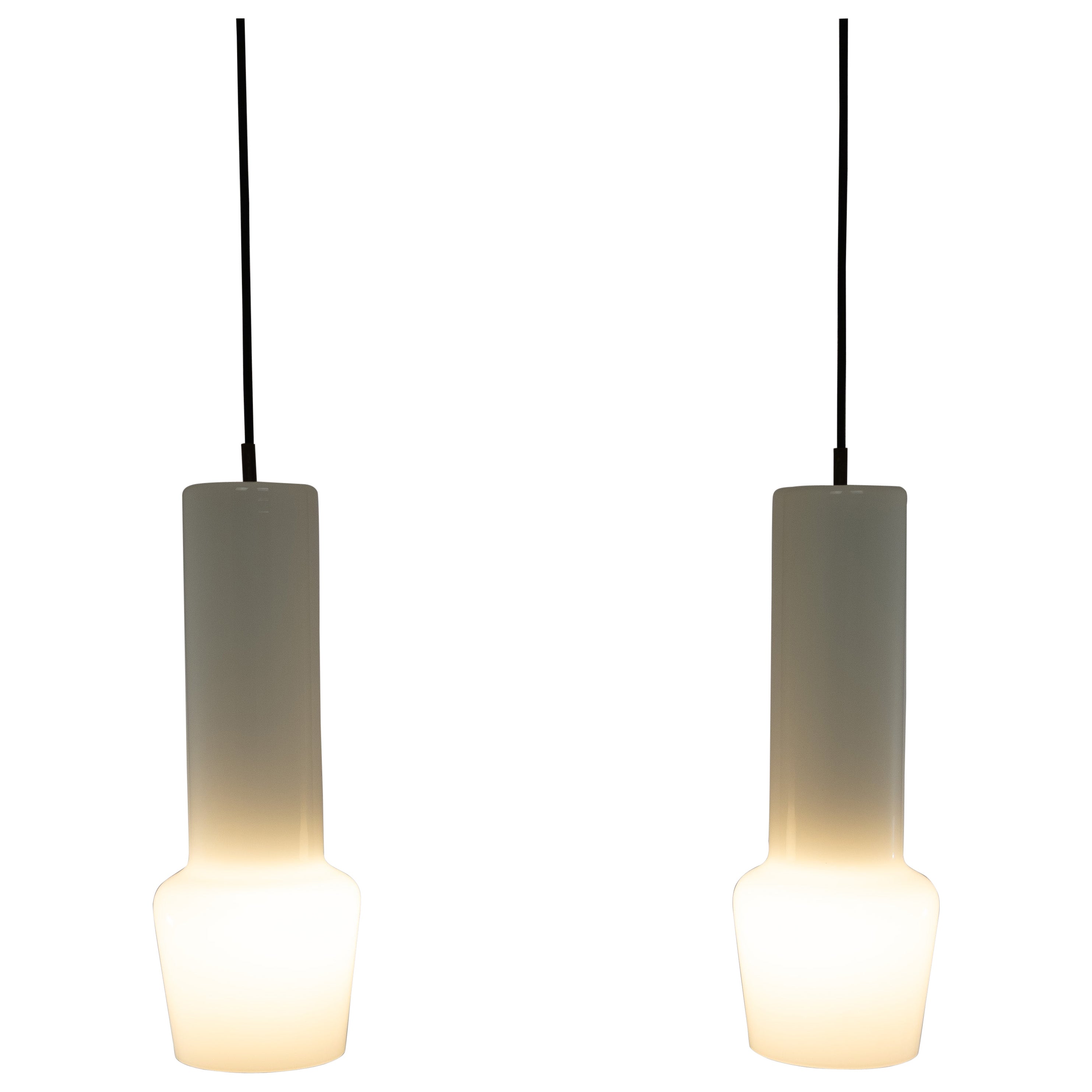 Coppia di pendenti in vetro bianco di Massimo Vignelli per Venini, anni
50