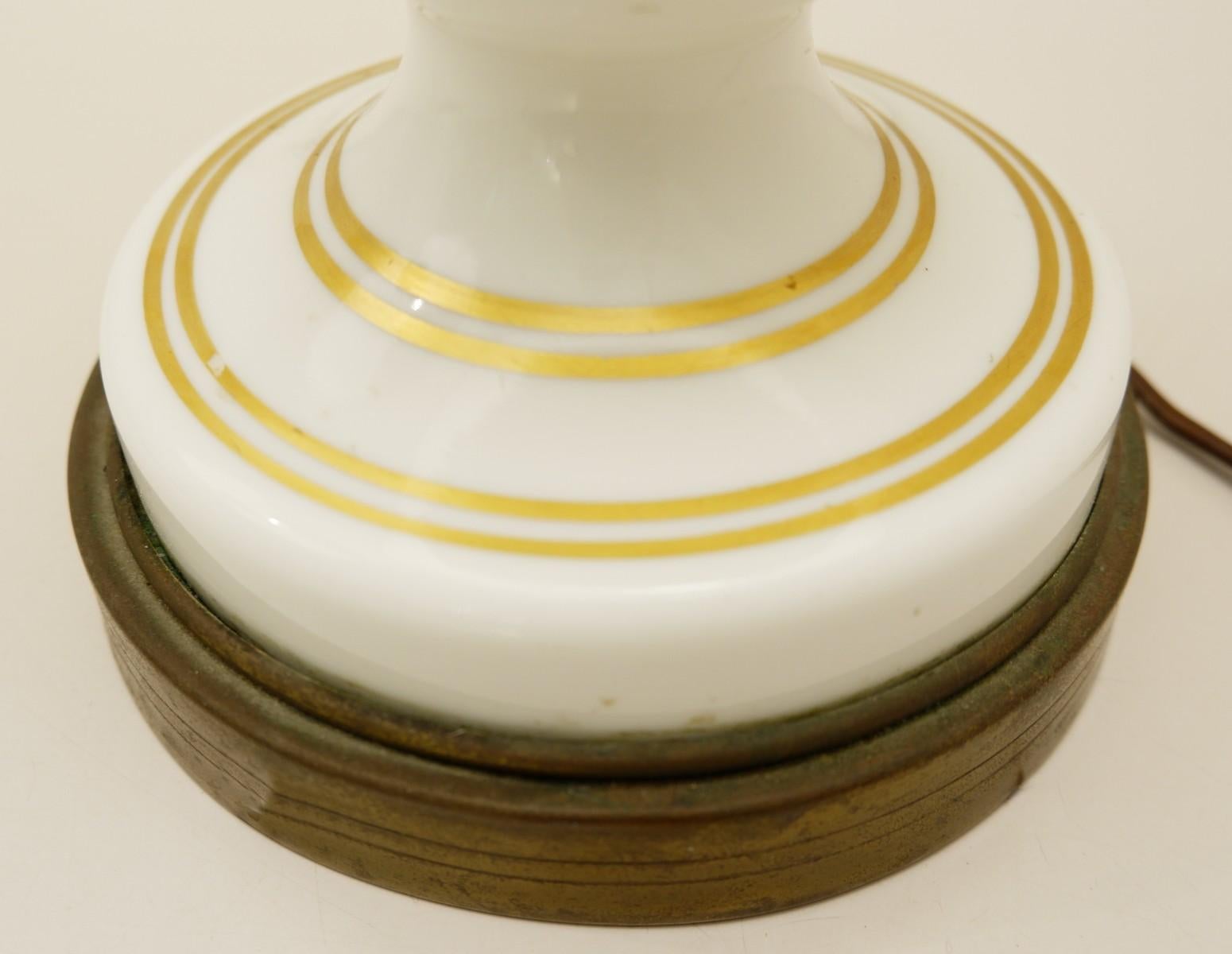 Pareja de lámparas de mesa de cristal blanco Europeo en venta