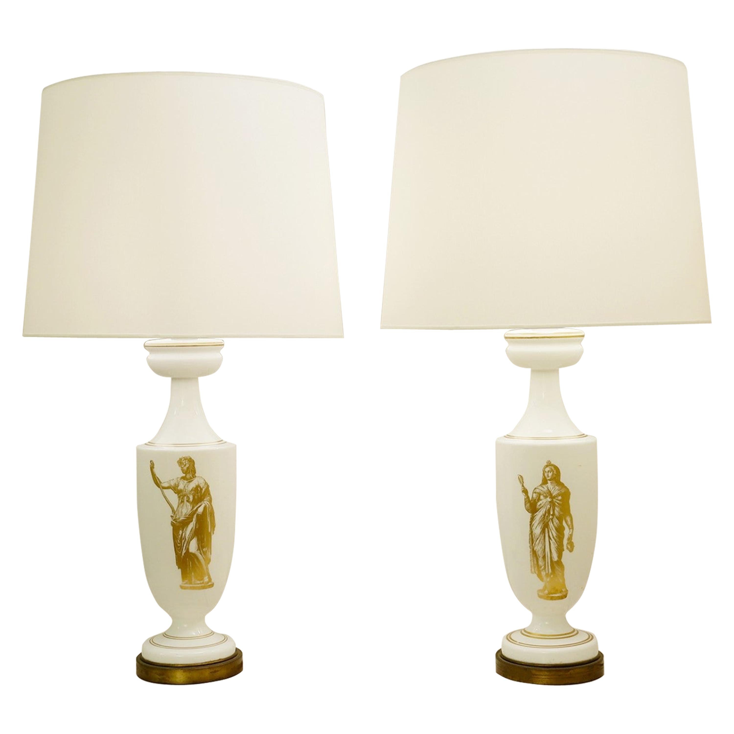 Paar Tischlampen aus weißem Glas im Angebot